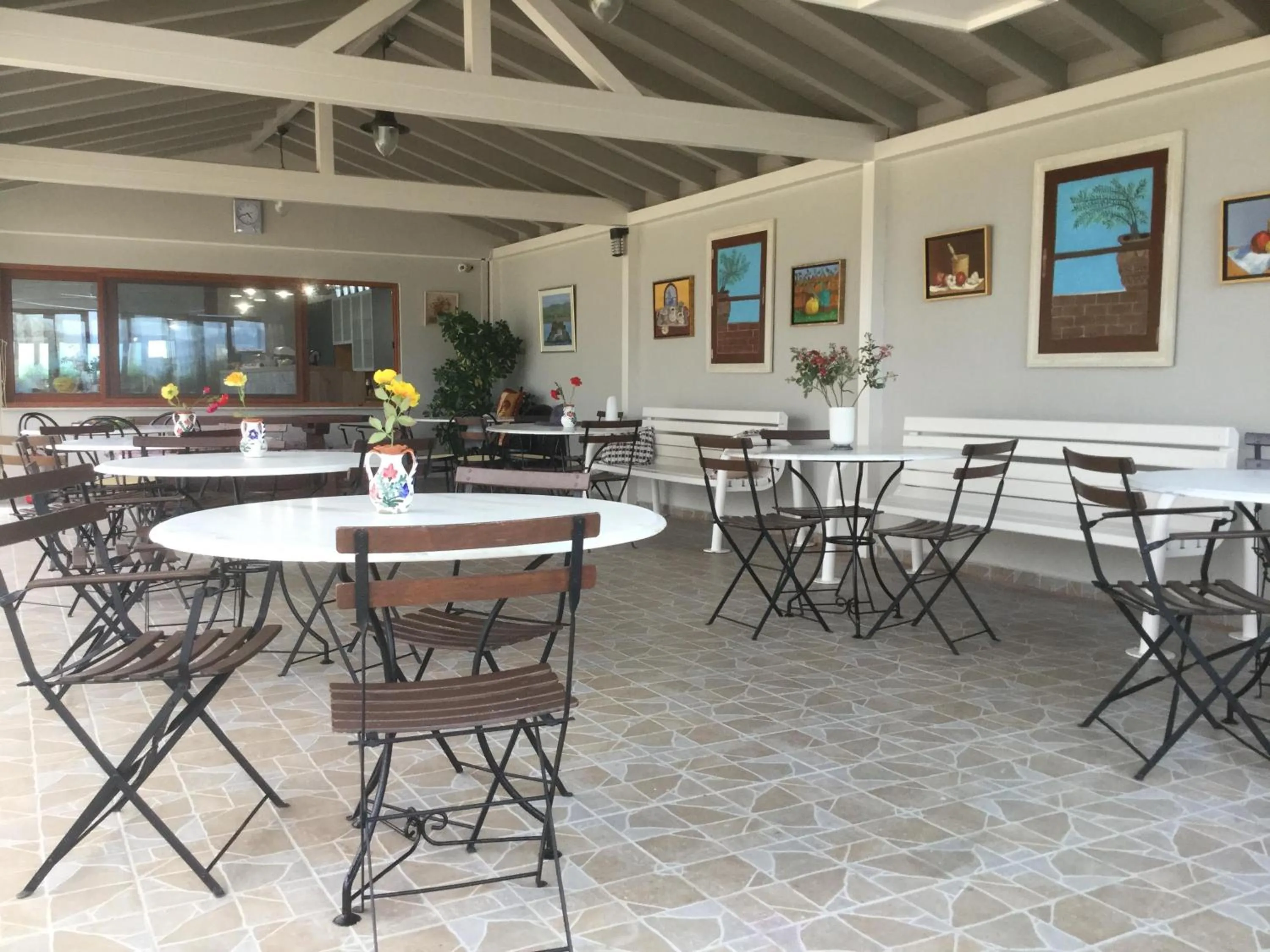 Communal lounge/ TV room in Ariadnes Holiday Accommodation