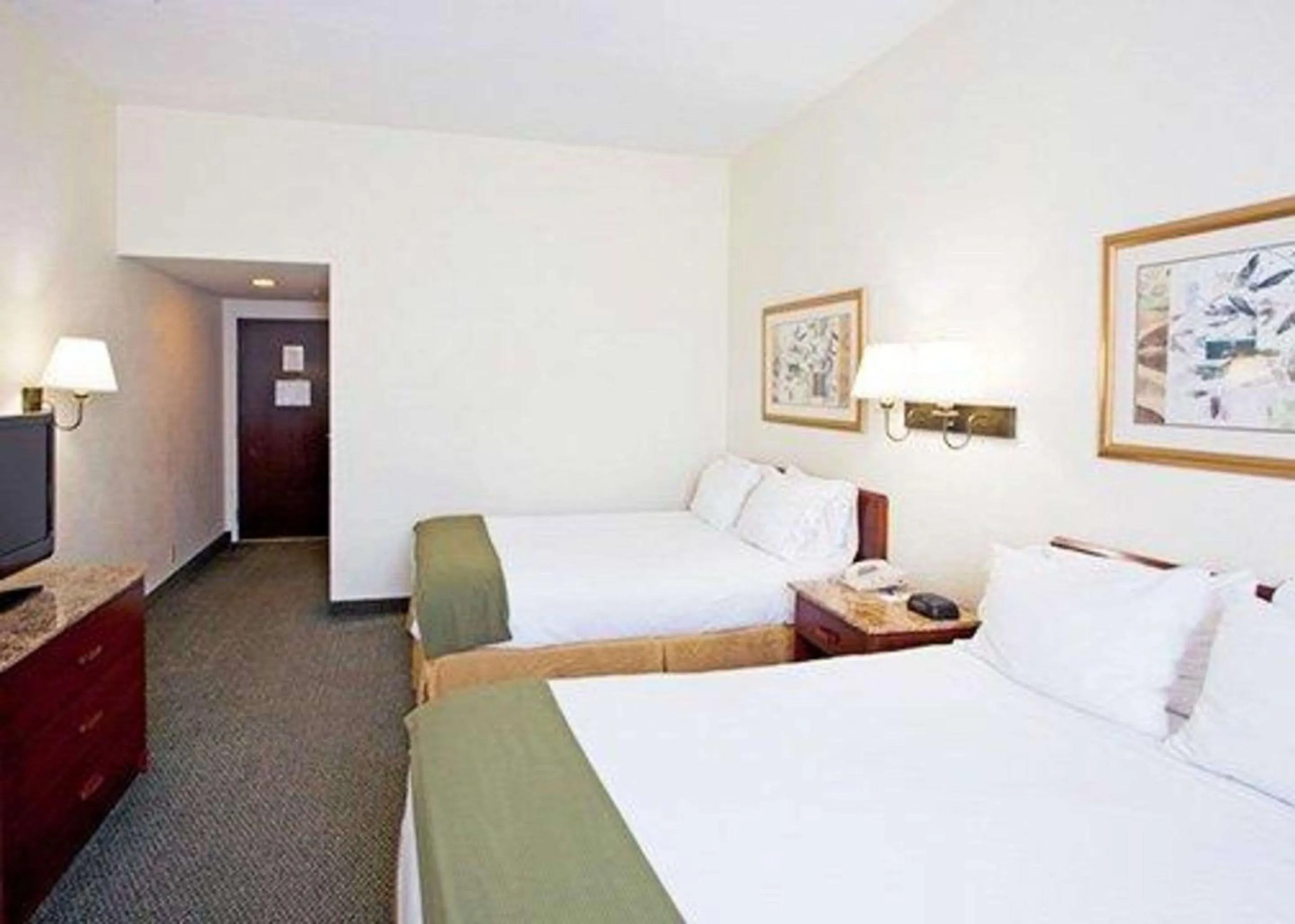 Photo of the whole room, Bed in Econo Lodge Wesley Chapel I-75