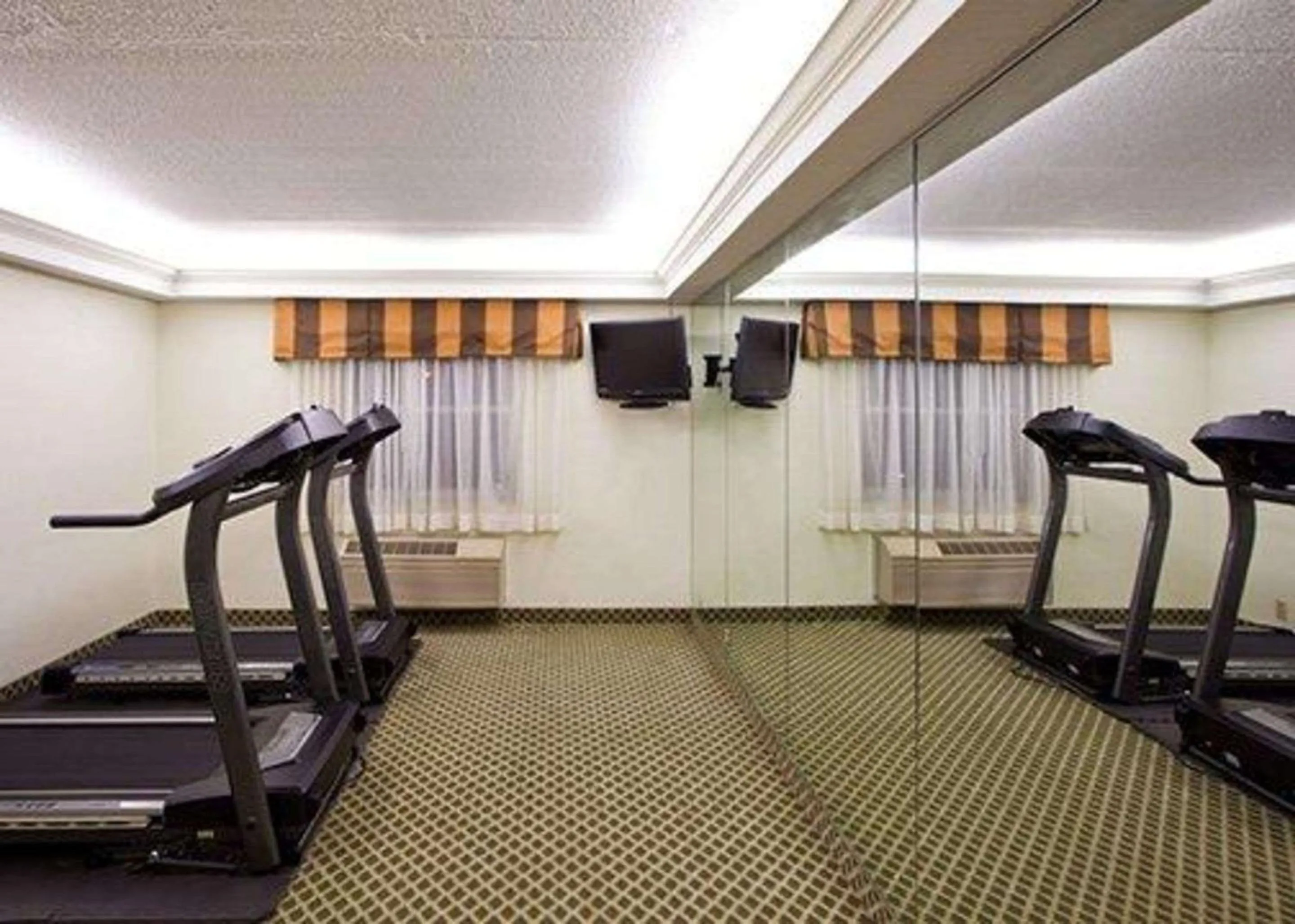 Fitness centre/facilities in Econo Lodge Wesley Chapel I-75