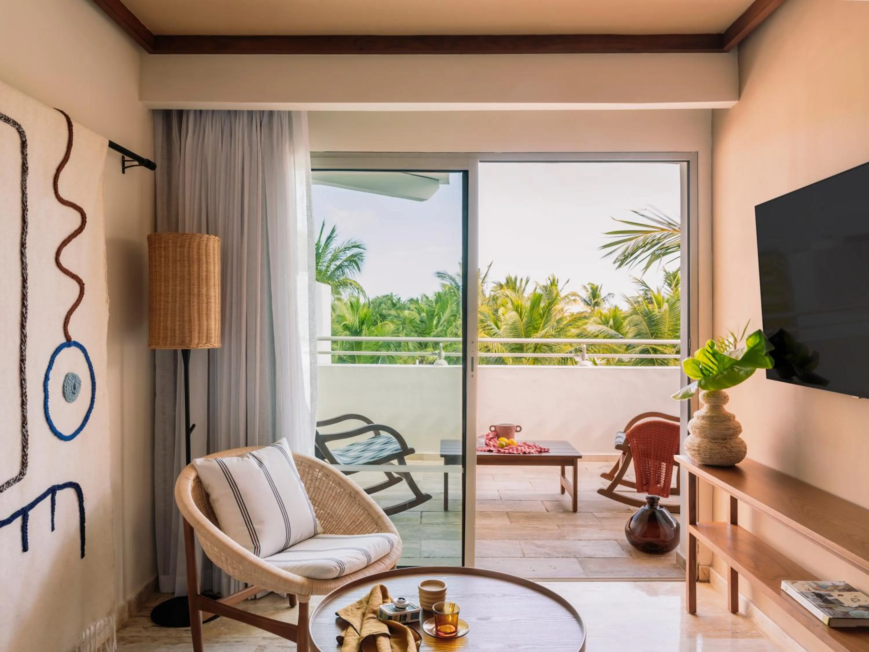 Communal lounge/ TV room in Garden Suites by Meliá - All inclusive