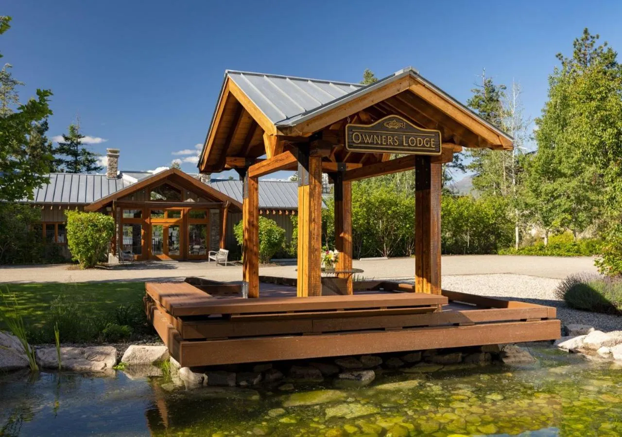 Property building in Outback Lakeside Vacation Homes