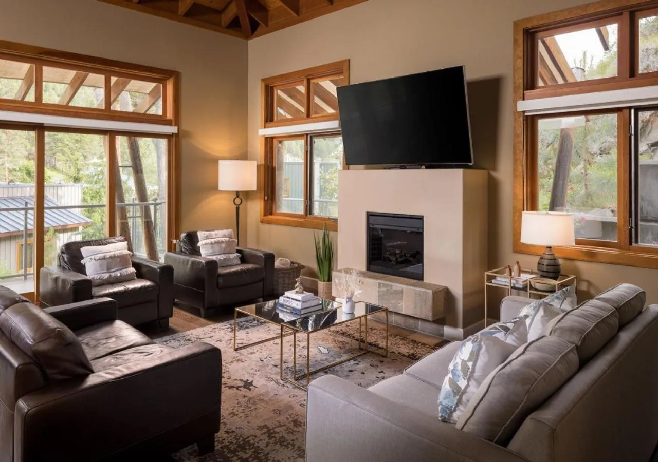 Communal lounge/ TV room in Outback Lakeside Vacation Homes