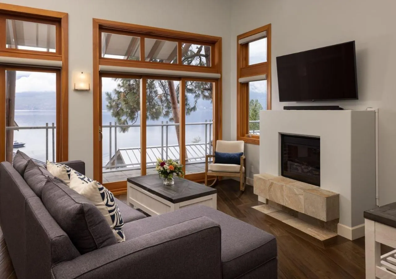 Communal lounge/ TV room in Outback Lakeside Vacation Homes