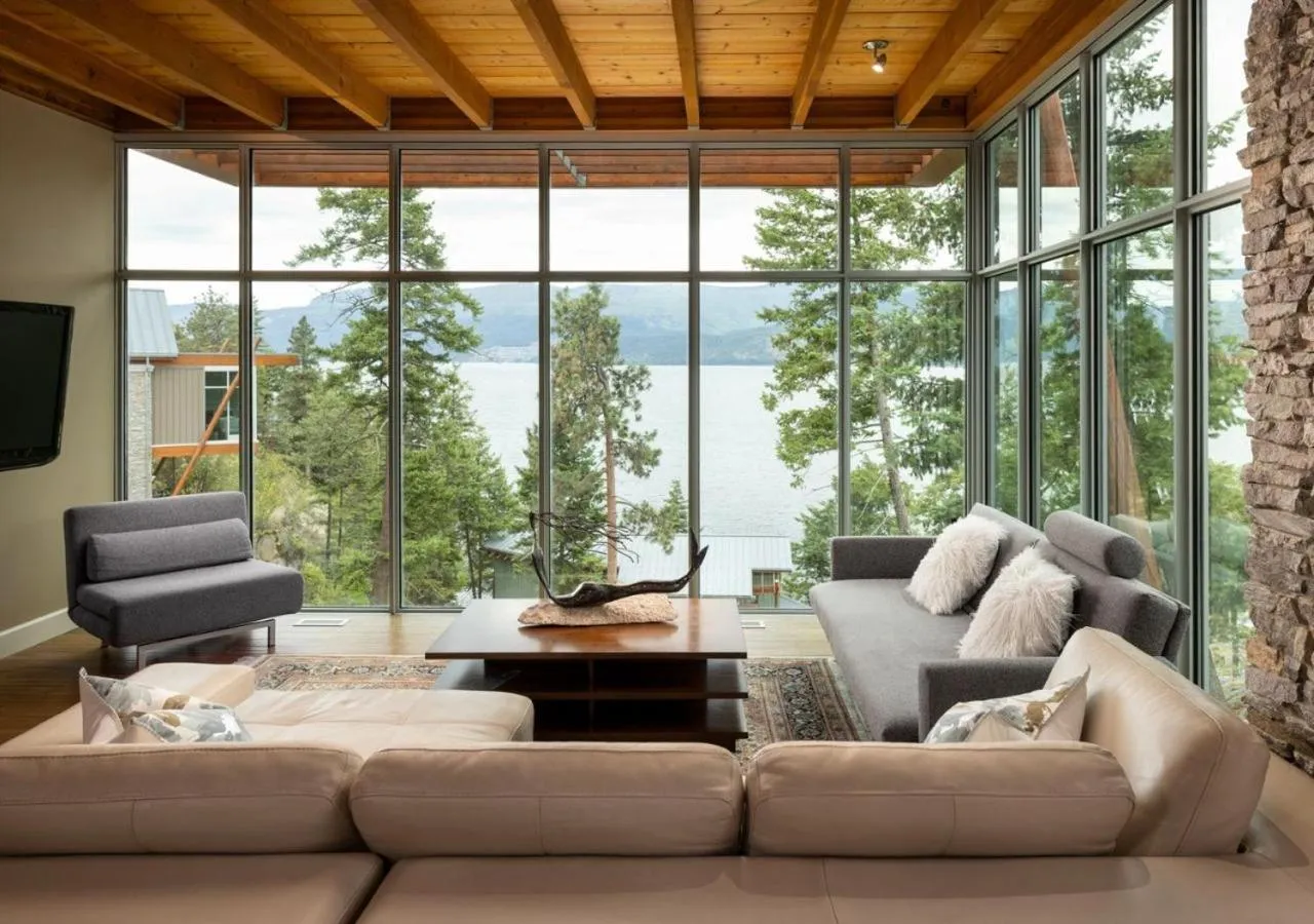 Communal lounge/ TV room in Outback Lakeside Vacation Homes