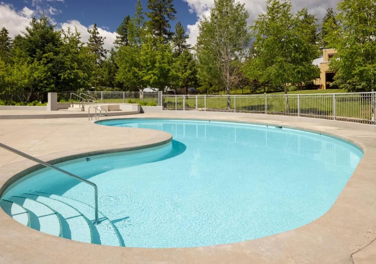 Swimming pool in Outback Lakeside Vacation Homes