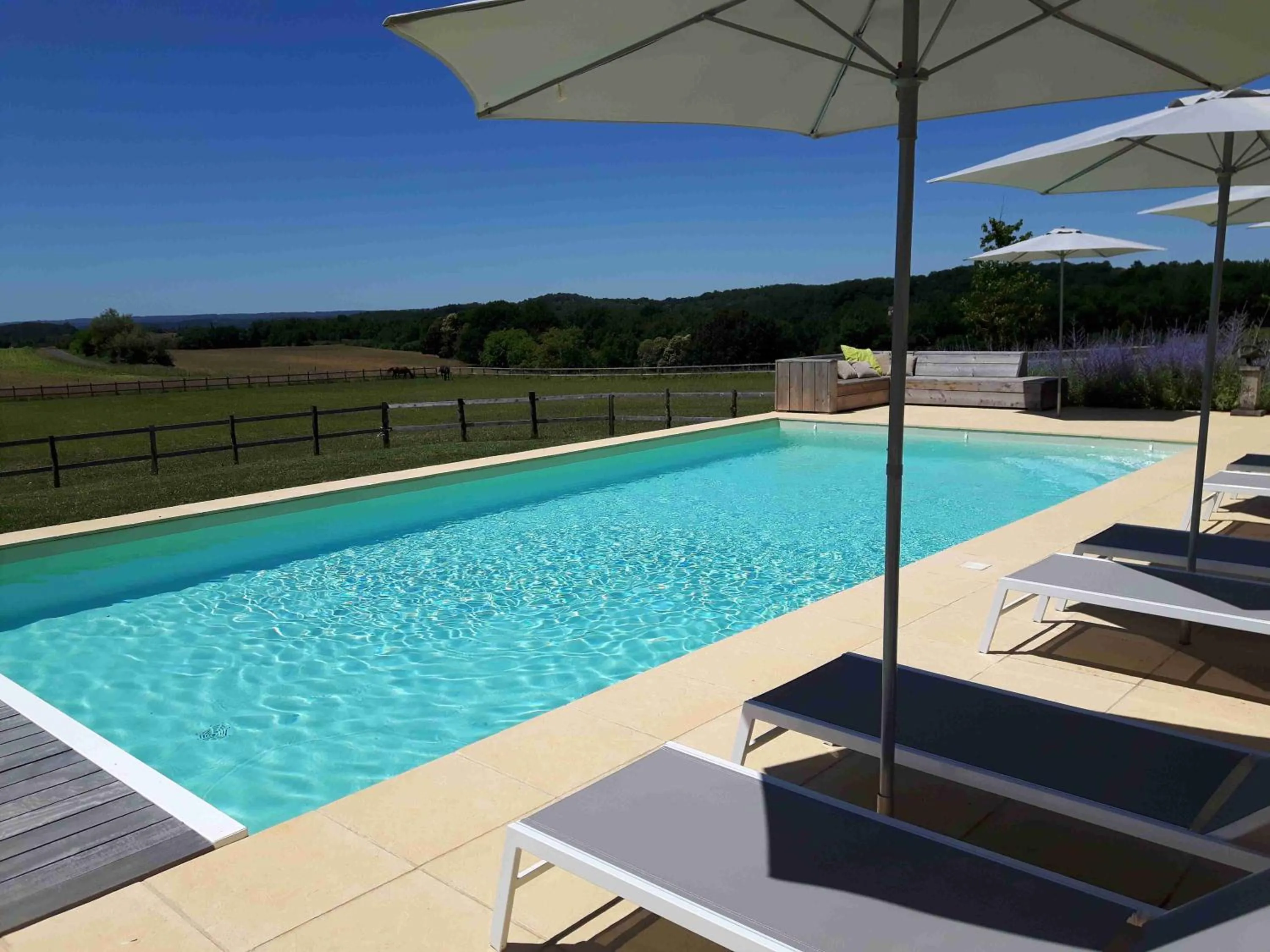 Pool view in La Douce Dordogne