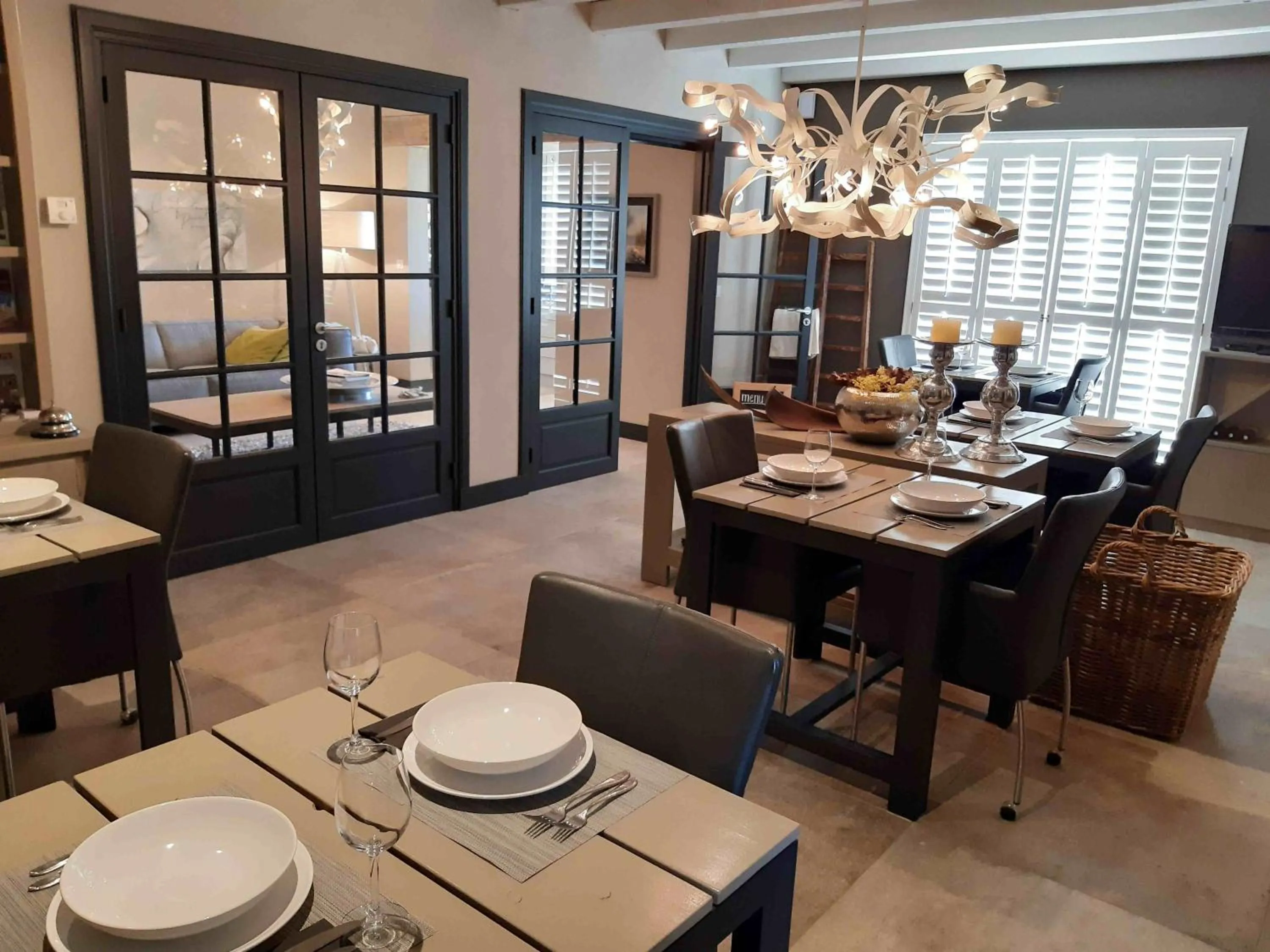 Dining area in La Douce Dordogne