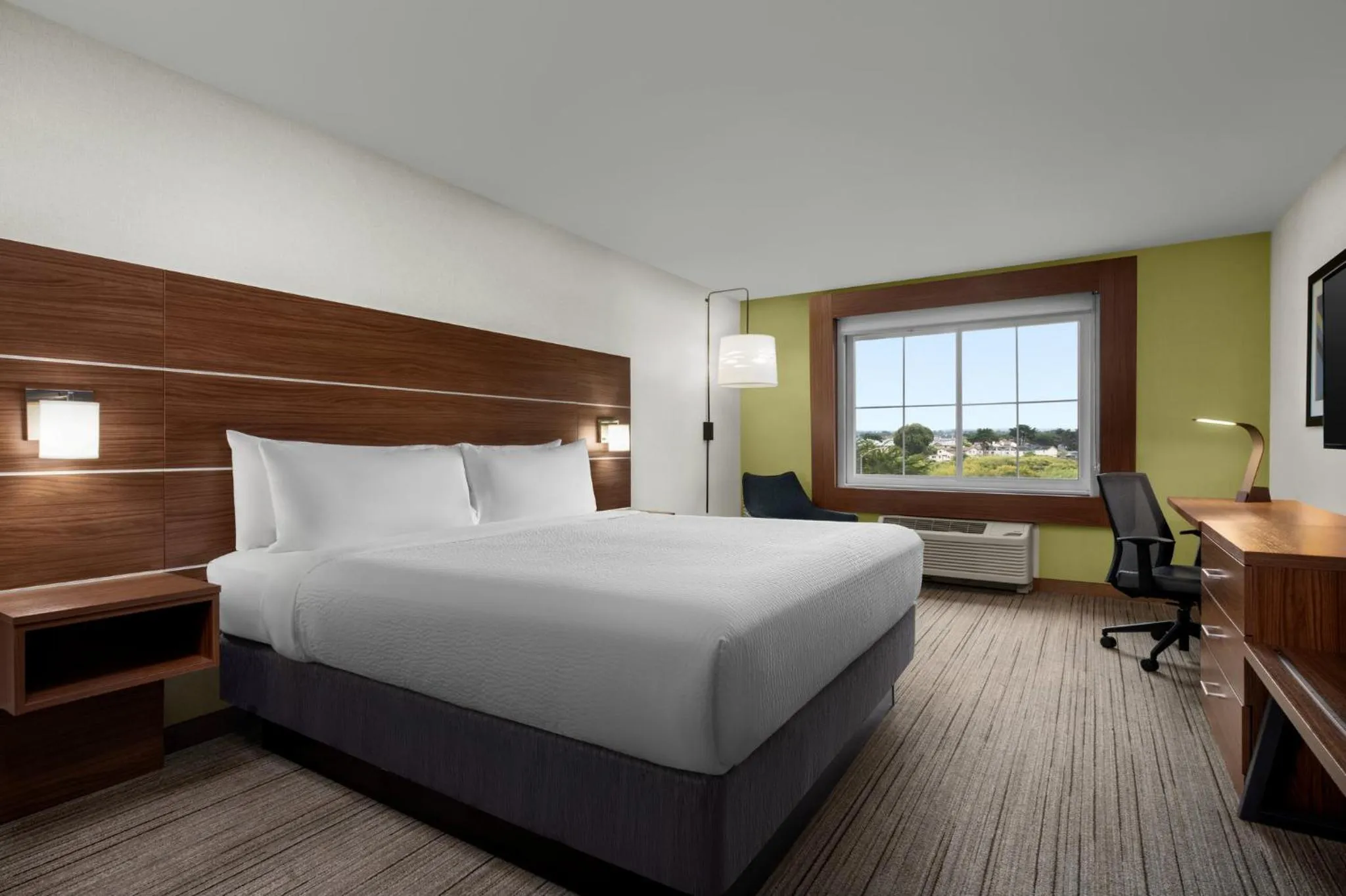 Bed in Holiday Inn Express Hotel & Suites Marina by IHG