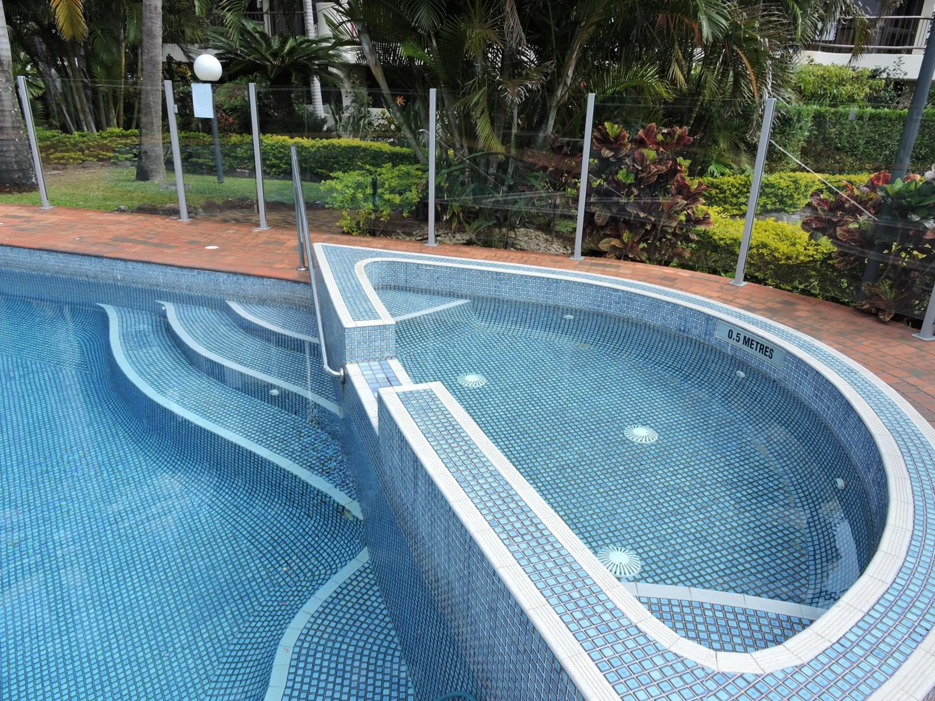 Hot Tub in Aristocrat Apartments