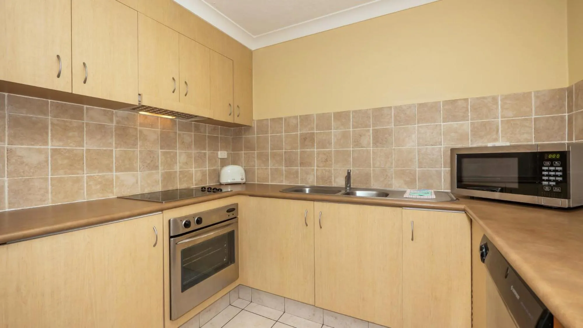 Kitchen or kitchenette in Aristocrat Apartments