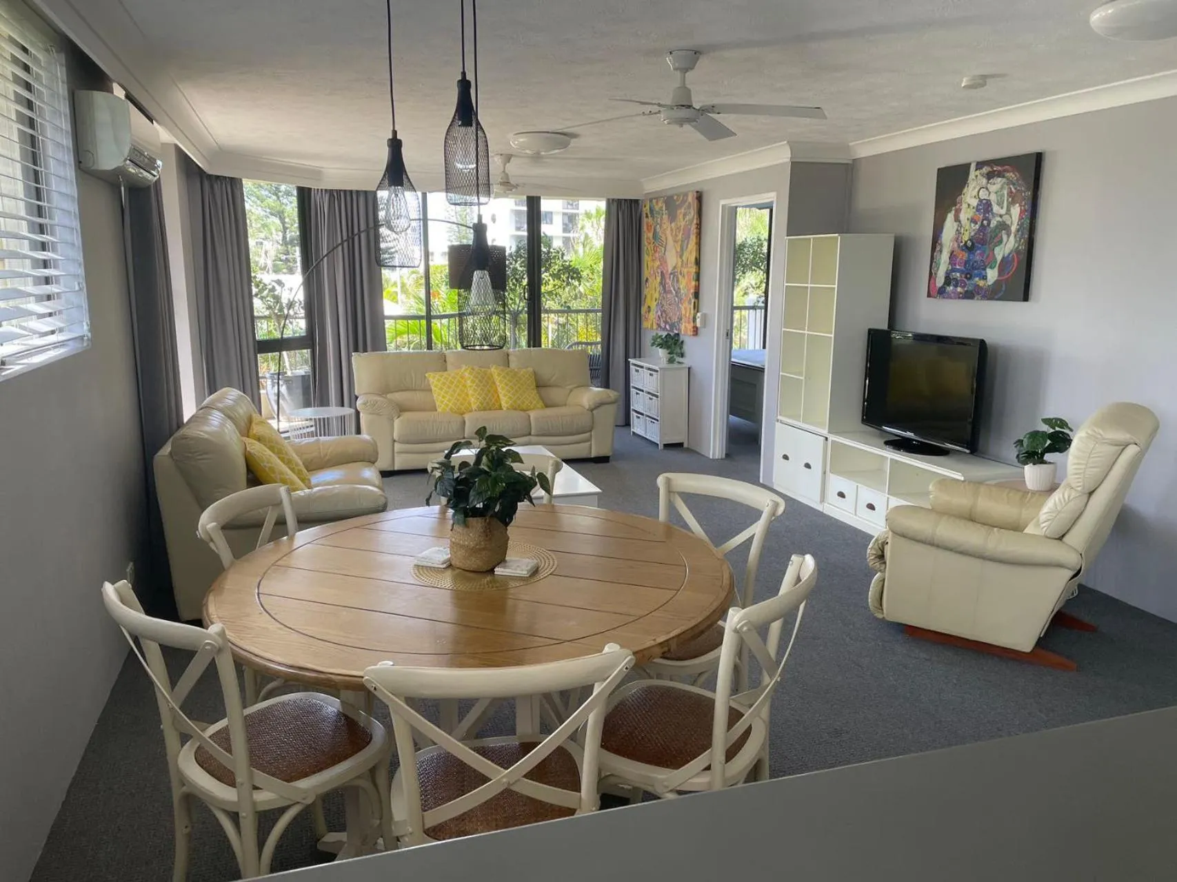 Aristocrat Apartments