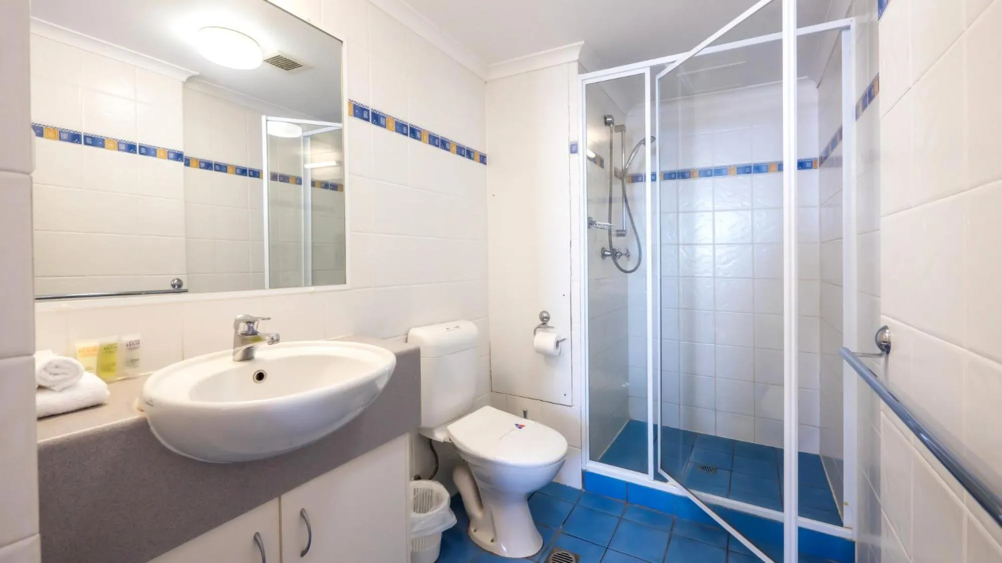 Bathroom in Aristocrat Apartments