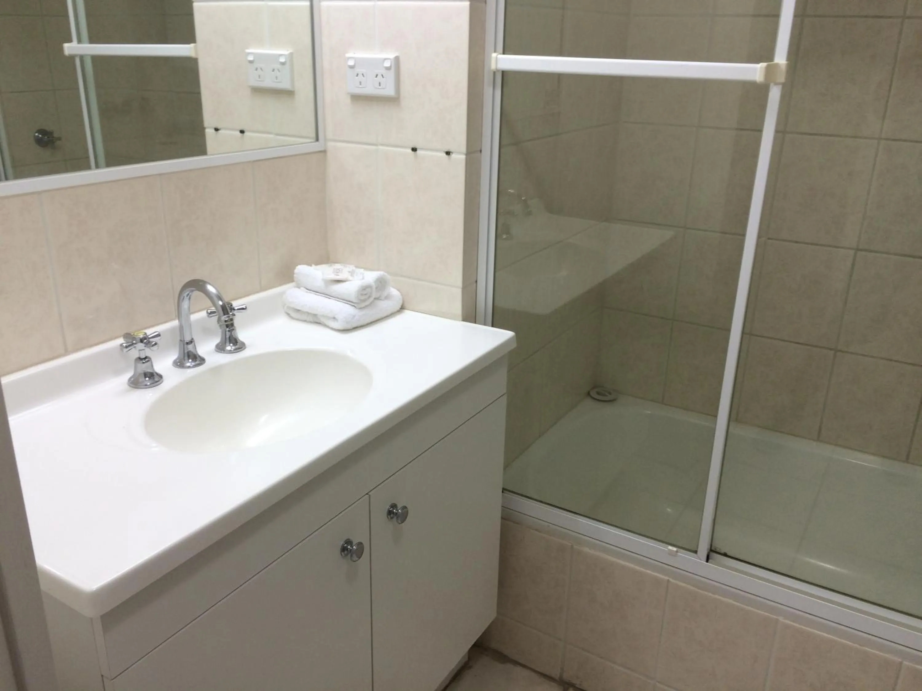Bathroom in Aristocrat Apartments