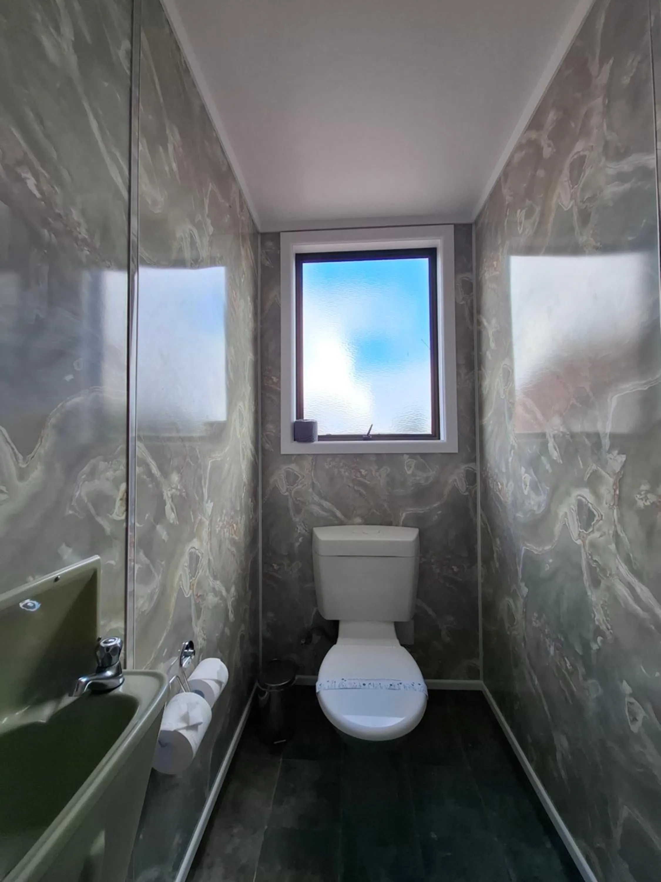 Toilet in Beetham Park Motel