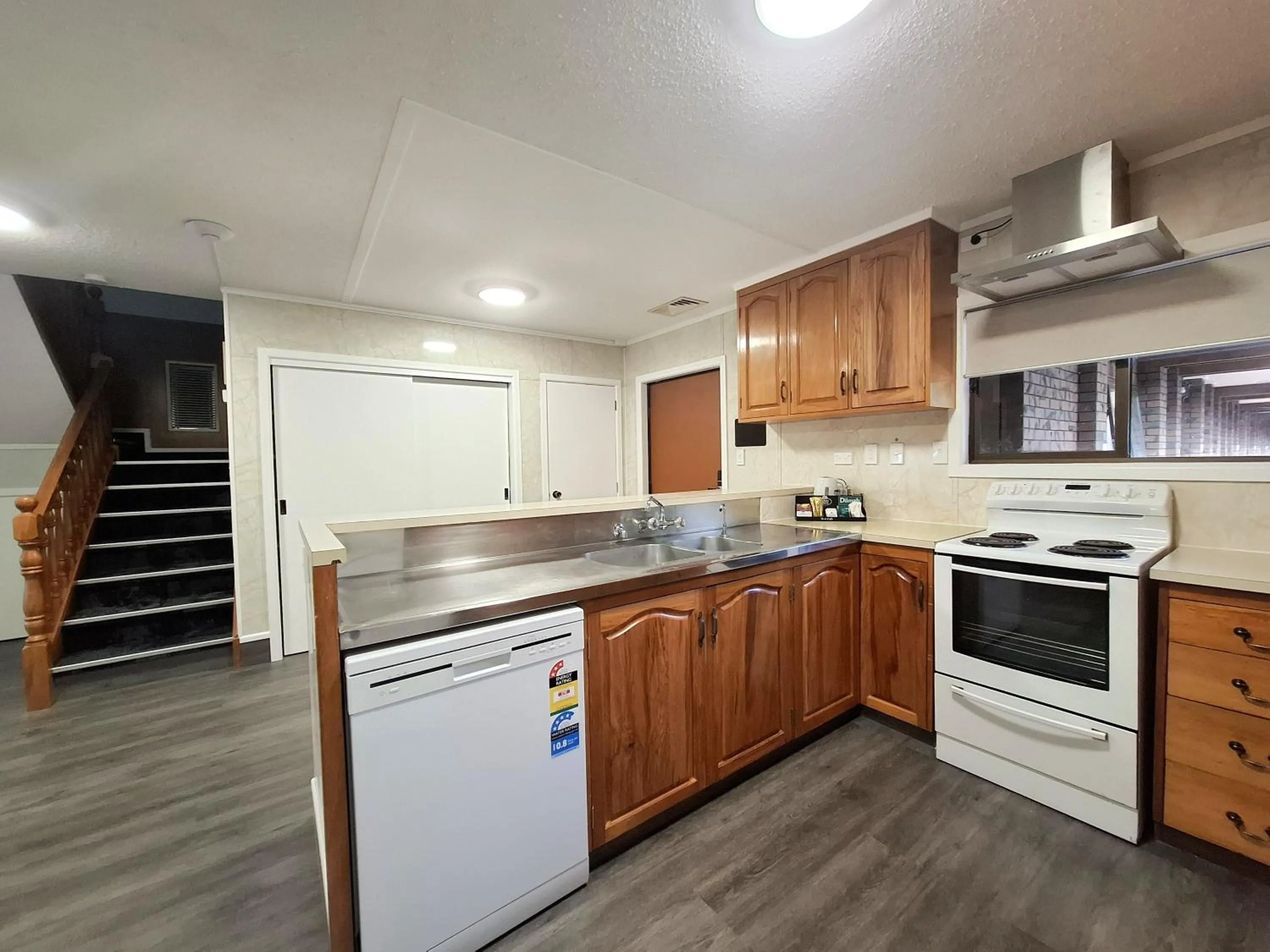 Kitchen or kitchenette in Beetham Park Motel