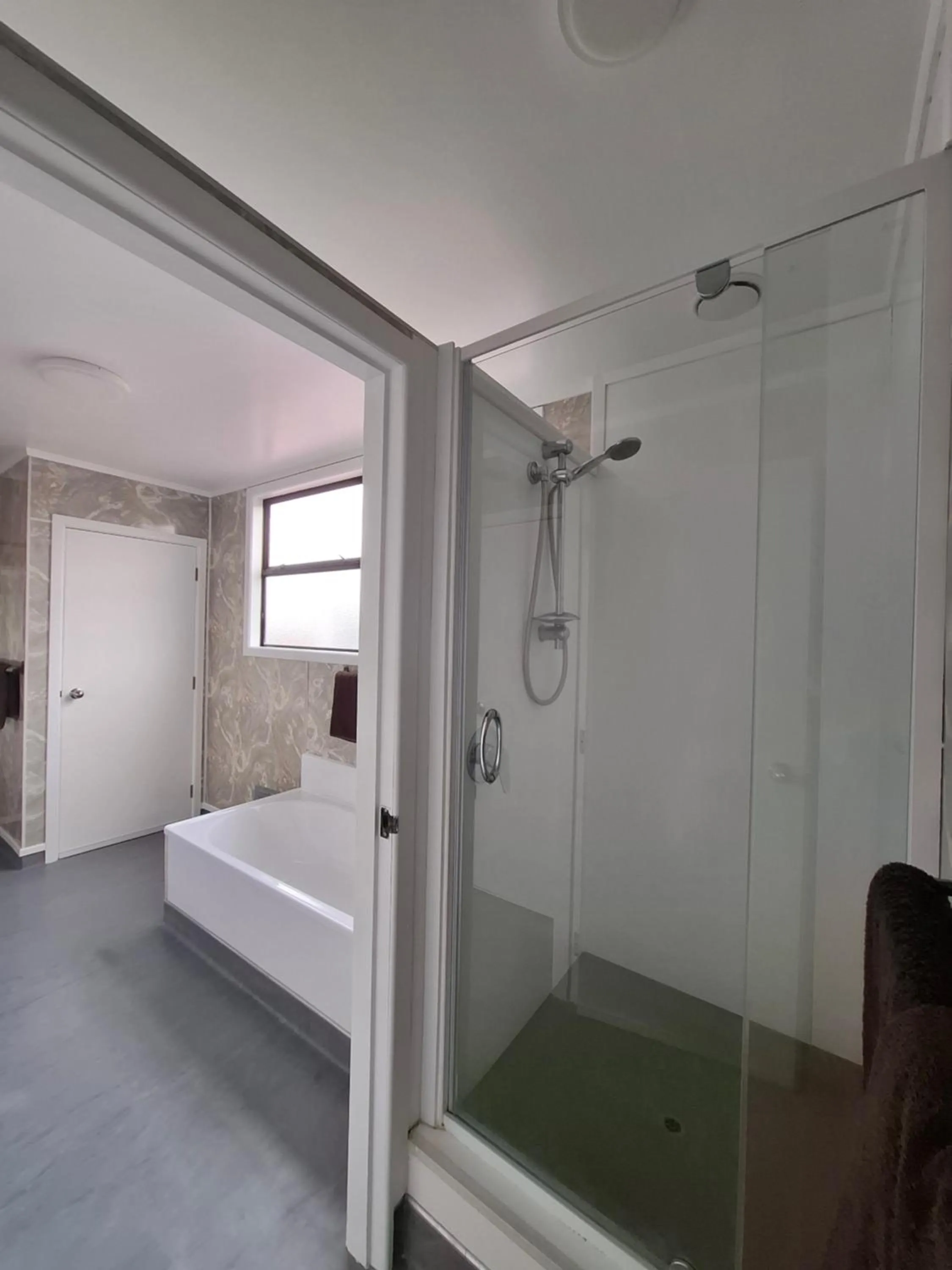 Shower in Beetham Park Motel