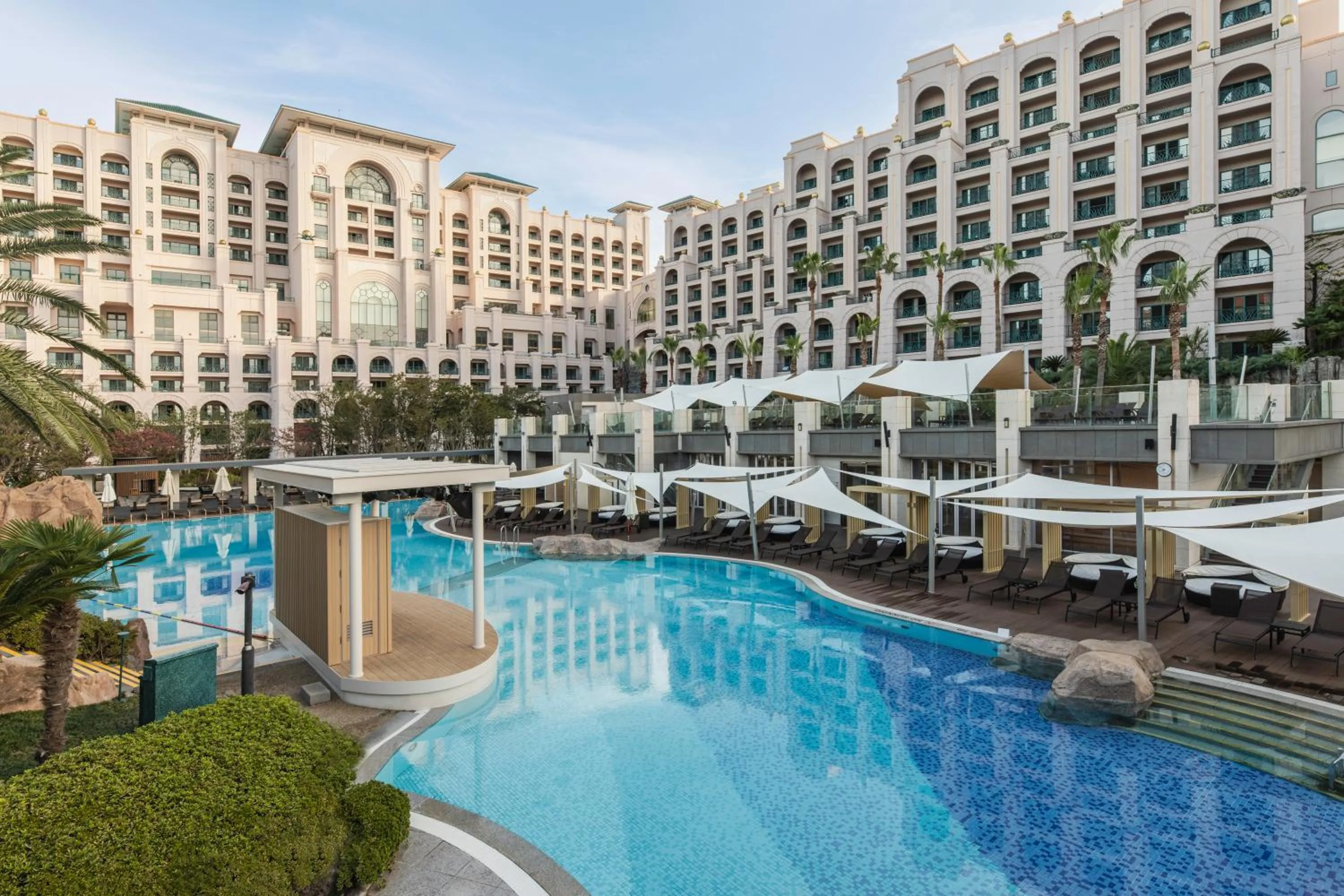 Swimming pool in Lotte Hotel Jeju