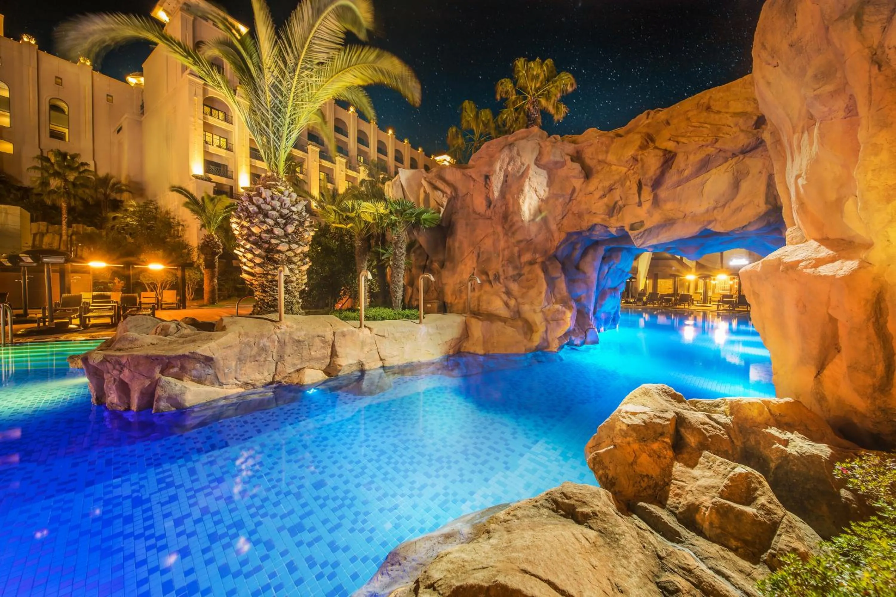 Swimming pool in Lotte Hotel Jeju