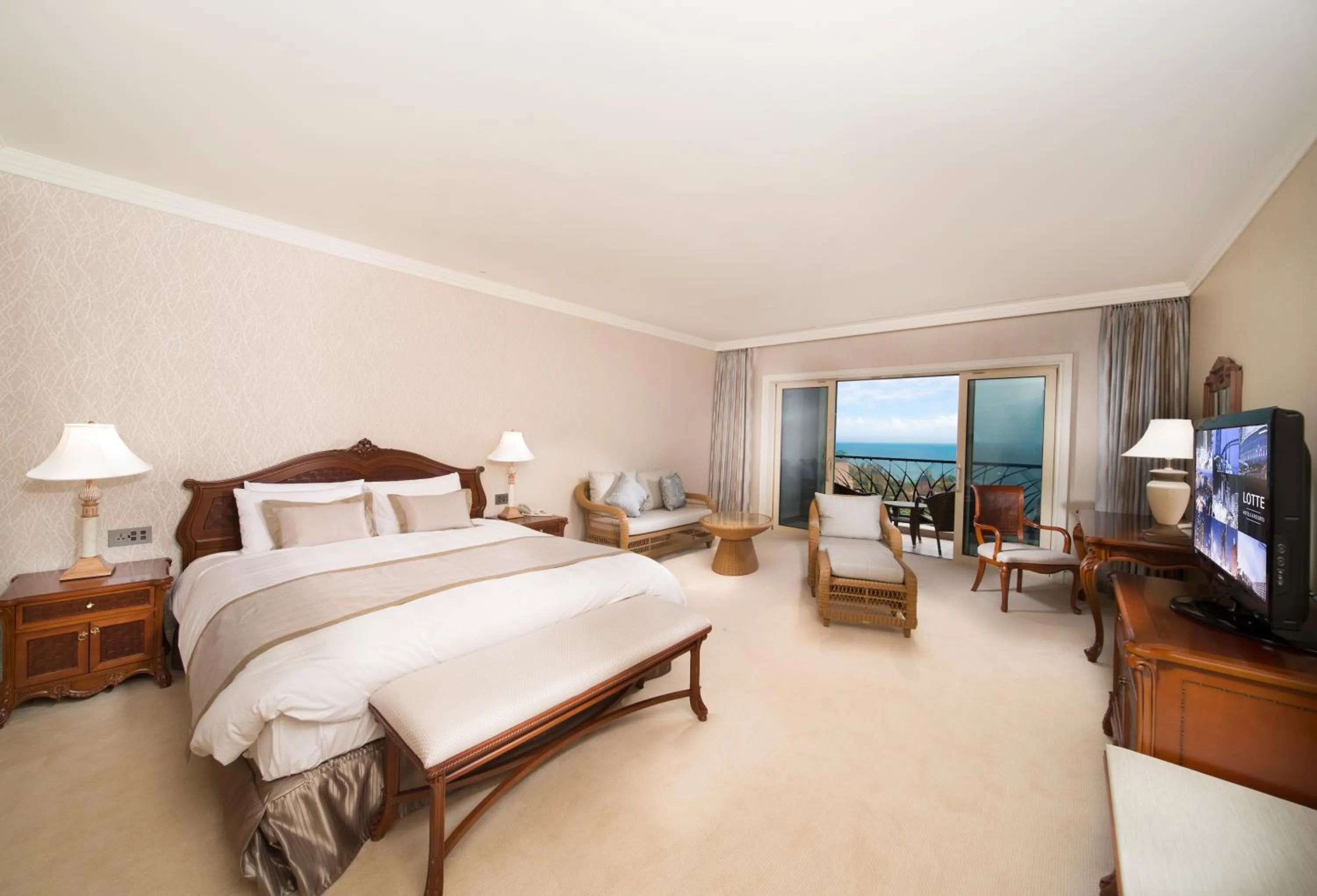 Bed in Lotte Hotel Jeju