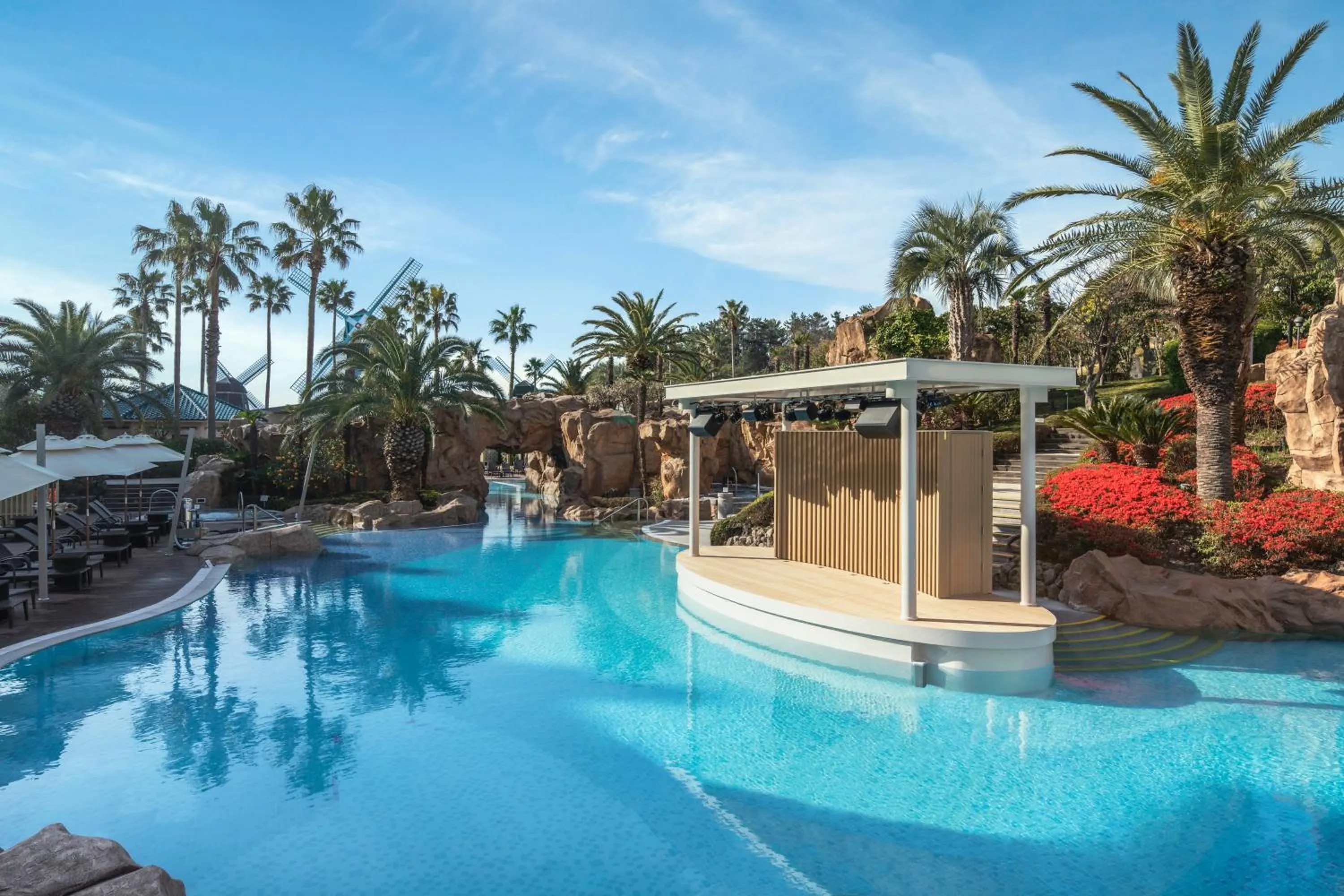 Swimming pool in Lotte Hotel Jeju