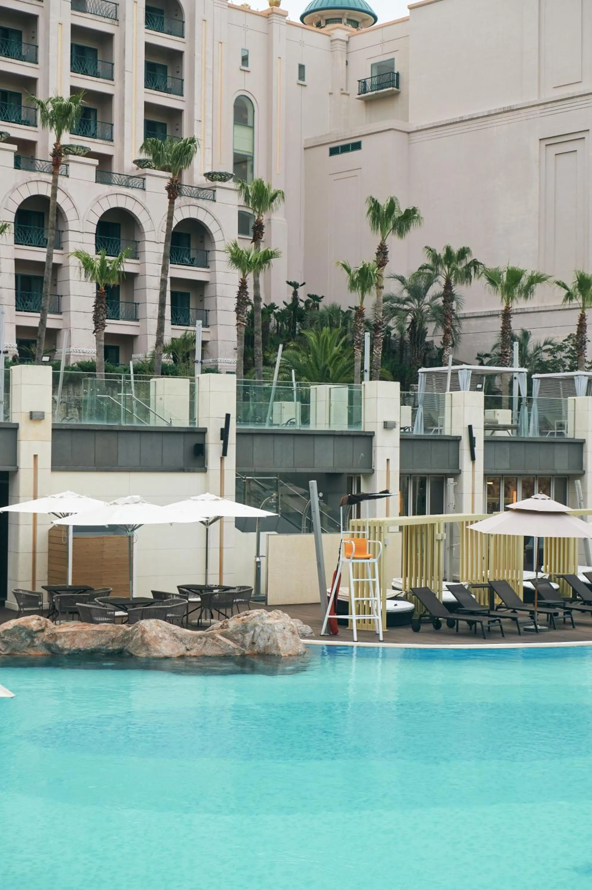 Swimming pool in Lotte Hotel Jeju