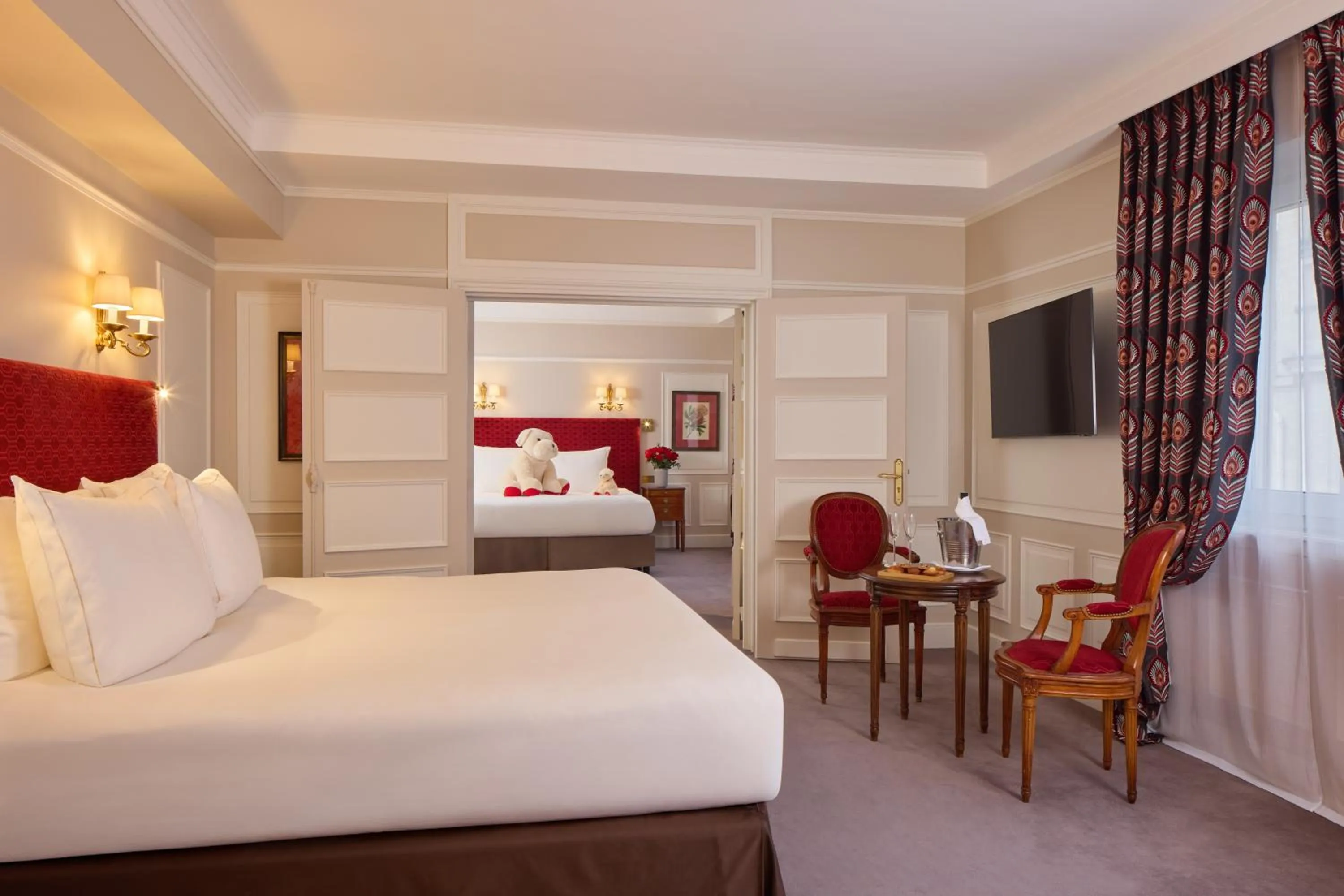 Bedroom, Bed in Majestic Hotel Spa - Champs Elysées