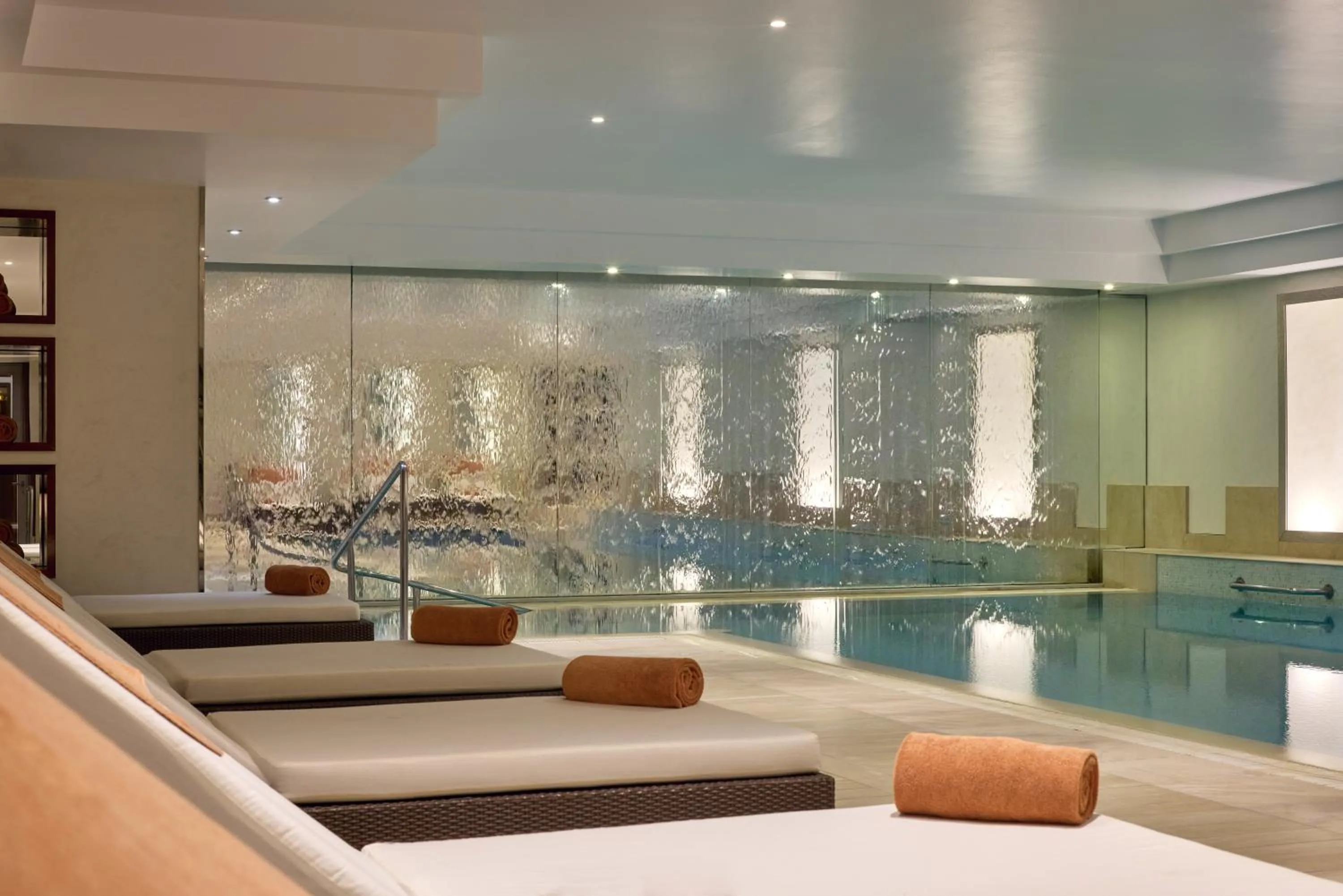 Swimming pool in Majestic Hotel Spa - Champs Elysées