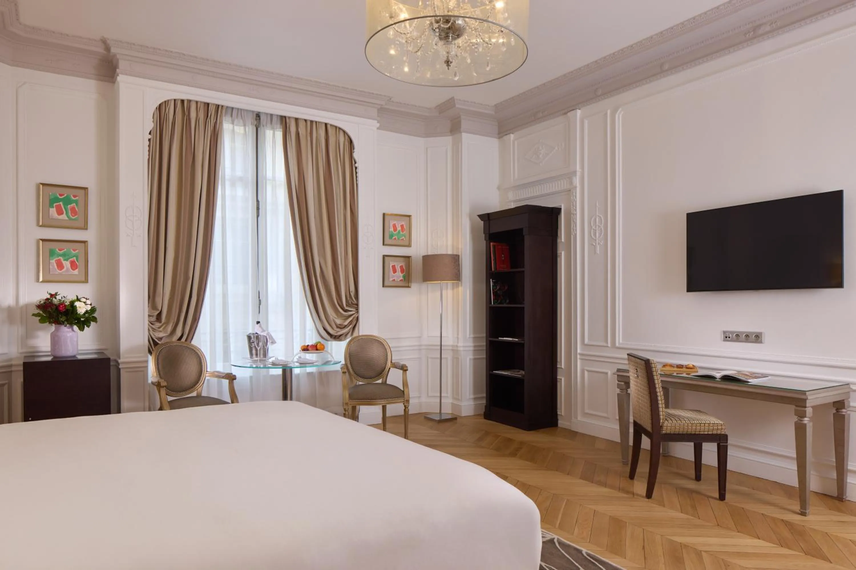 Bedroom, Bed in Majestic Hotel Spa - Champs Elysées