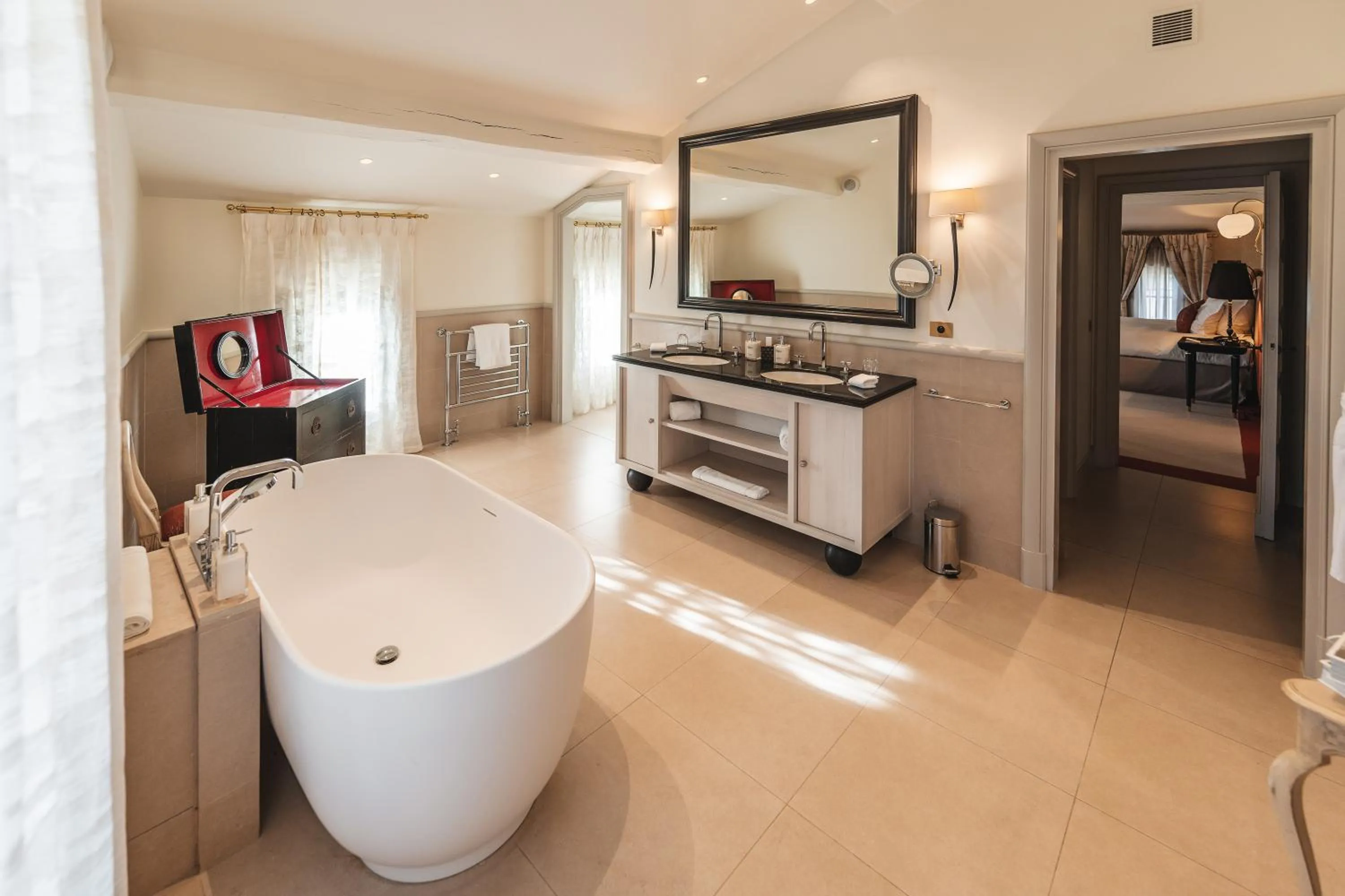 Bathroom in Hôtel de Pavie