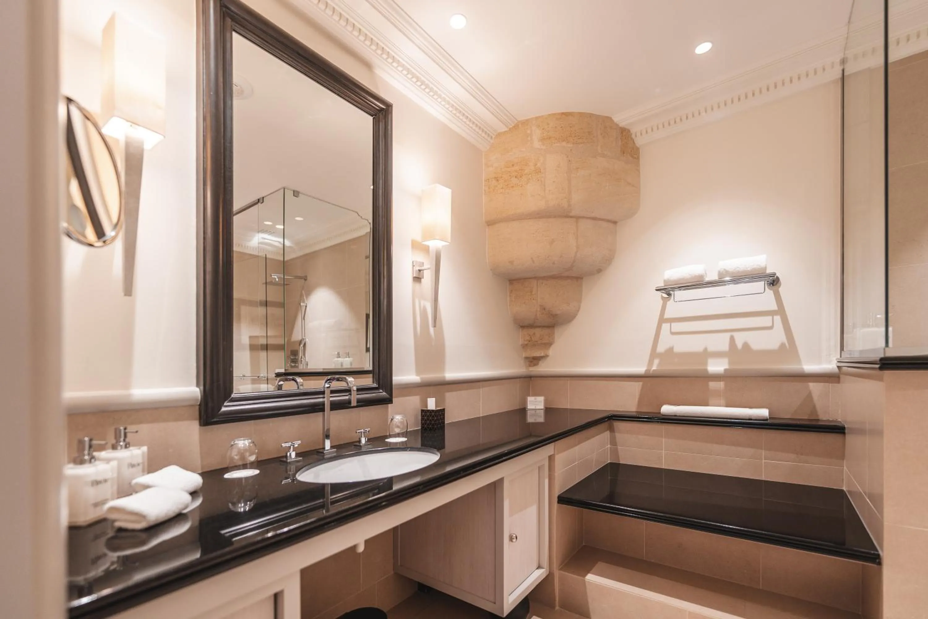 Shower in Hôtel de Pavie