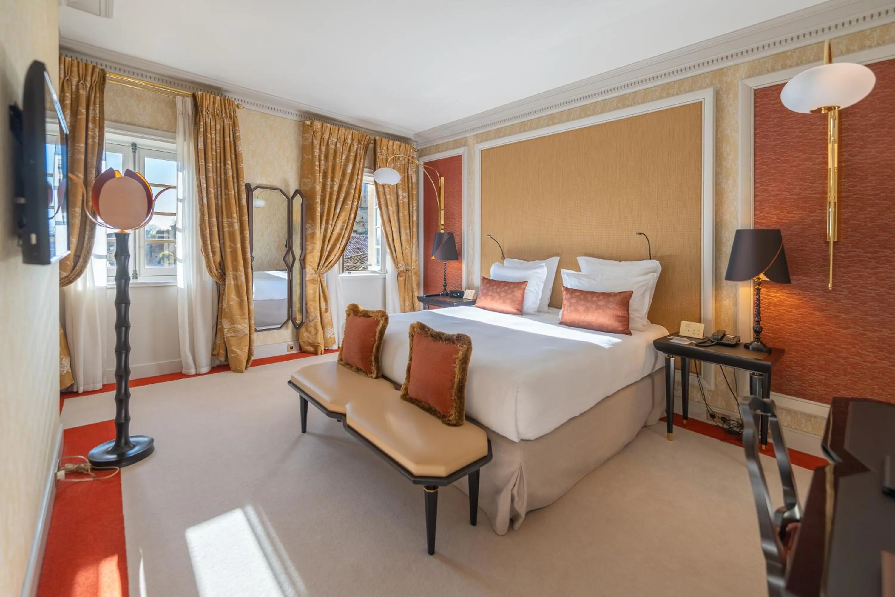 Bathroom, Bed in Hôtel de Pavie