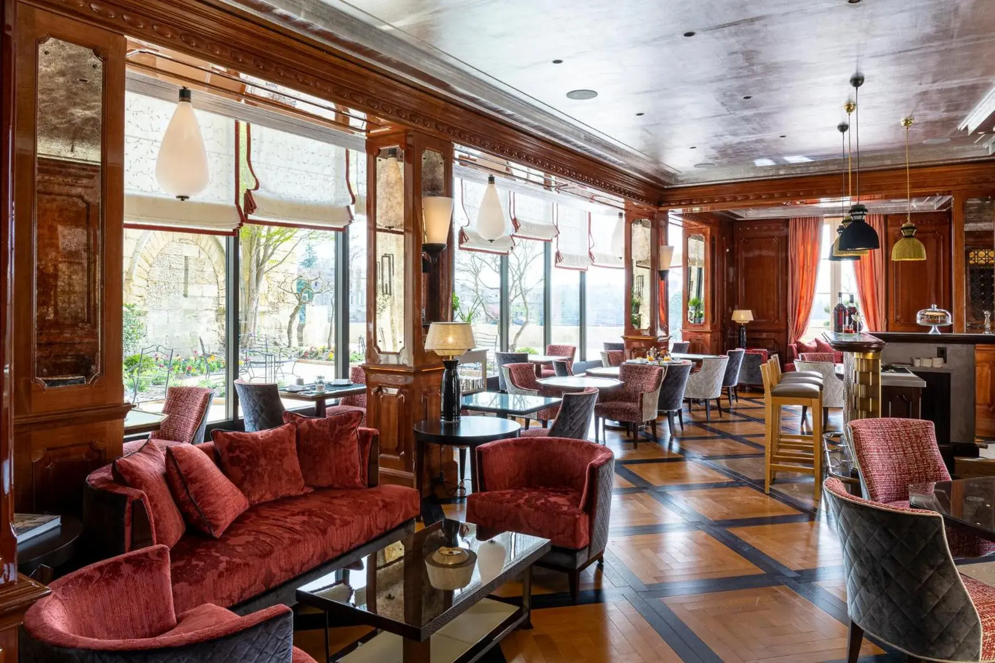 Lounge or bar in Hôtel de Pavie Lounge or bar in Hôtel de Pavie