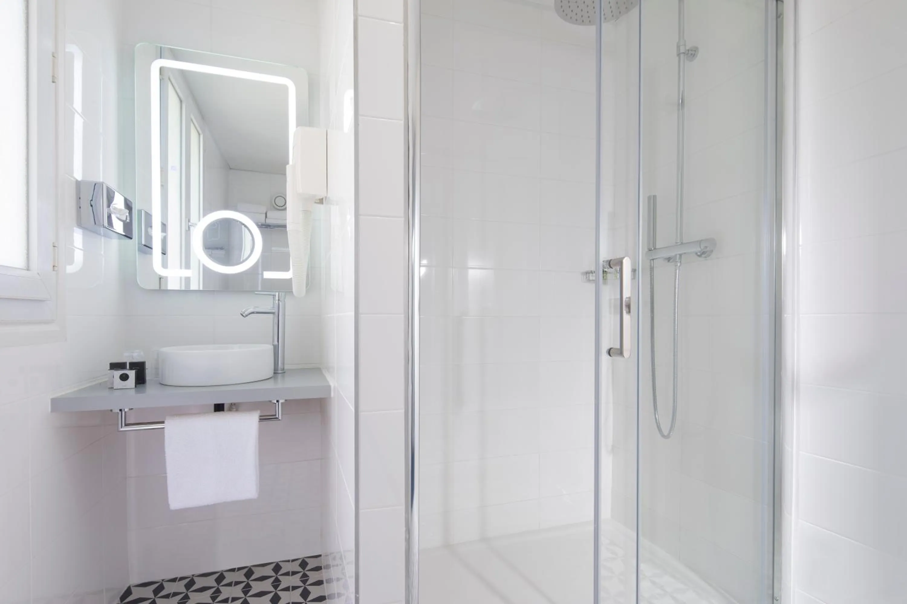 Shower in Hôtel Moulin Vert