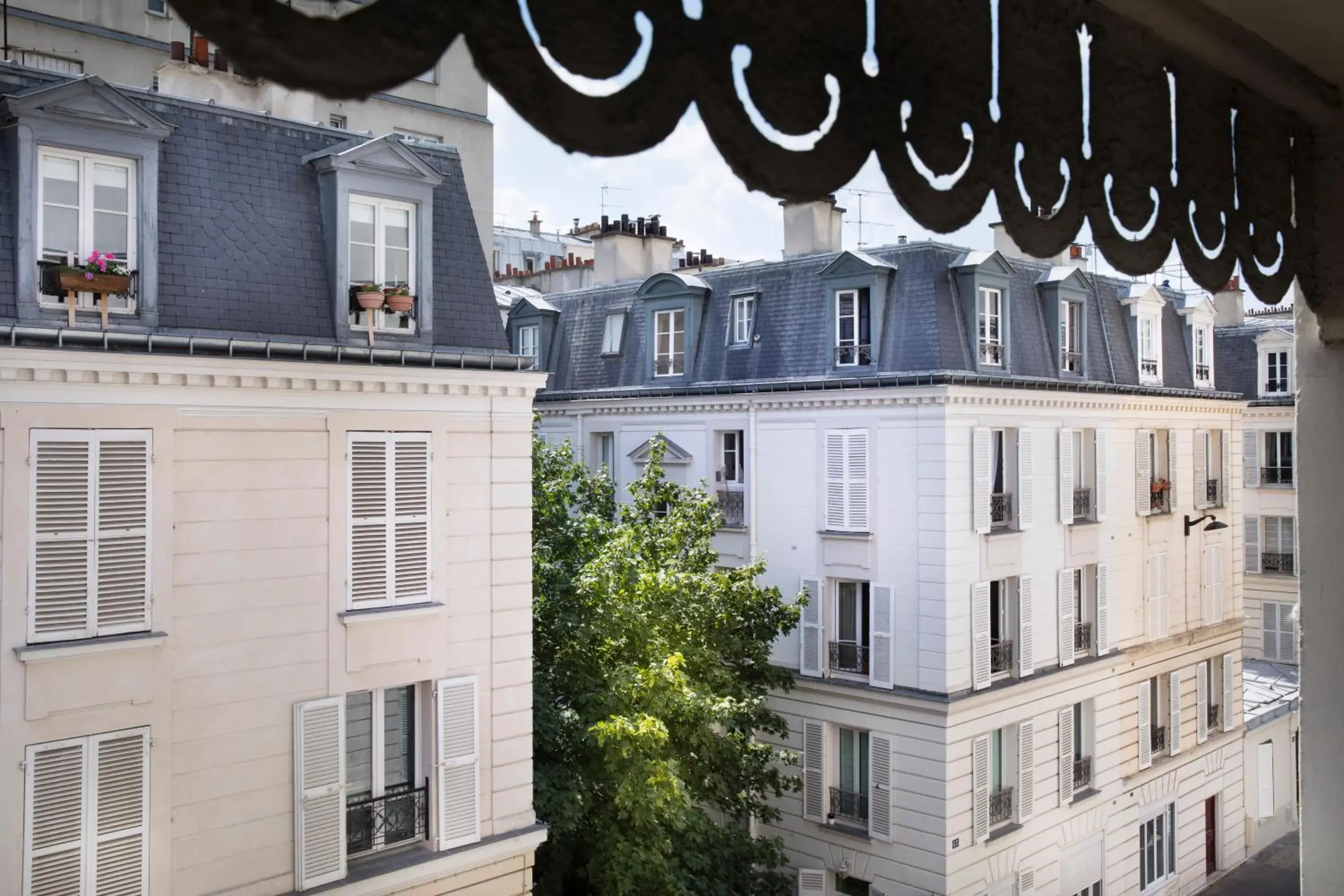 Property building in Hôtel Moulin Vert Property building in Hôtel Moulin Vert