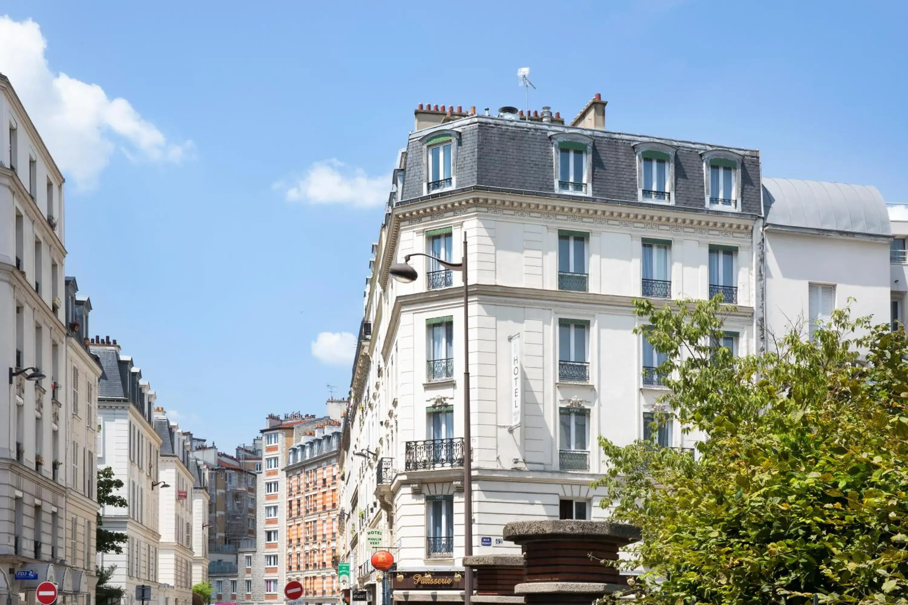 Property building in Hôtel Moulin Vert Property building in Hôtel Moulin Vert
