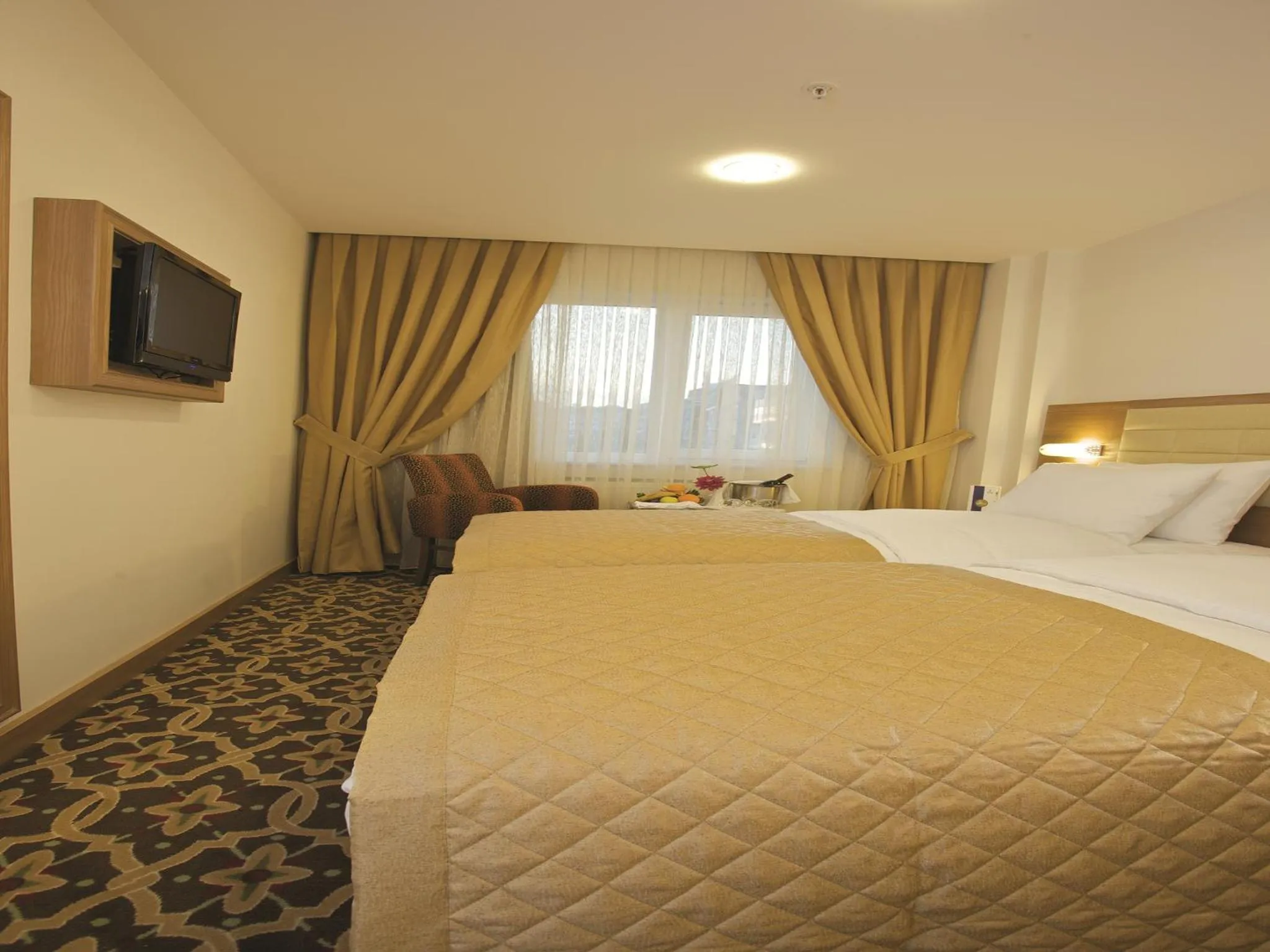 Living room, Bed in The City Hotel