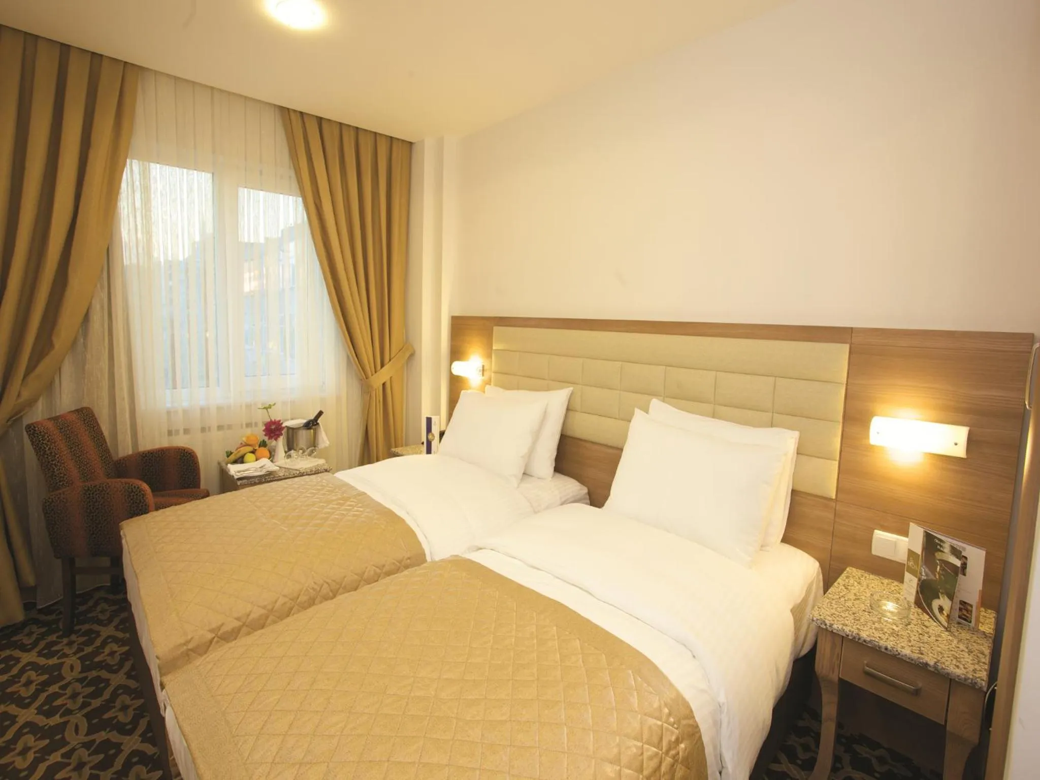 Living room, Bed in The City Hotel