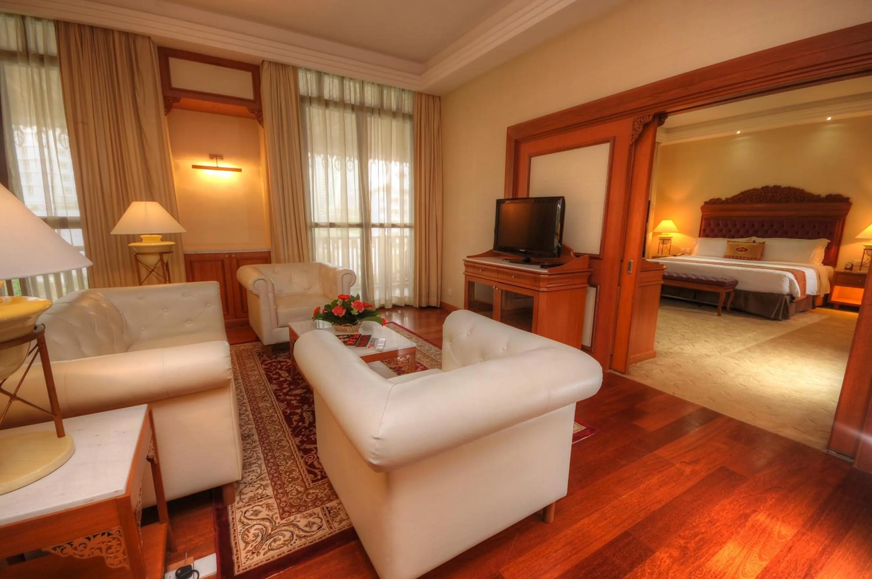 Photo of the whole room, Bed in Royale Chulan Kuala Lumpur