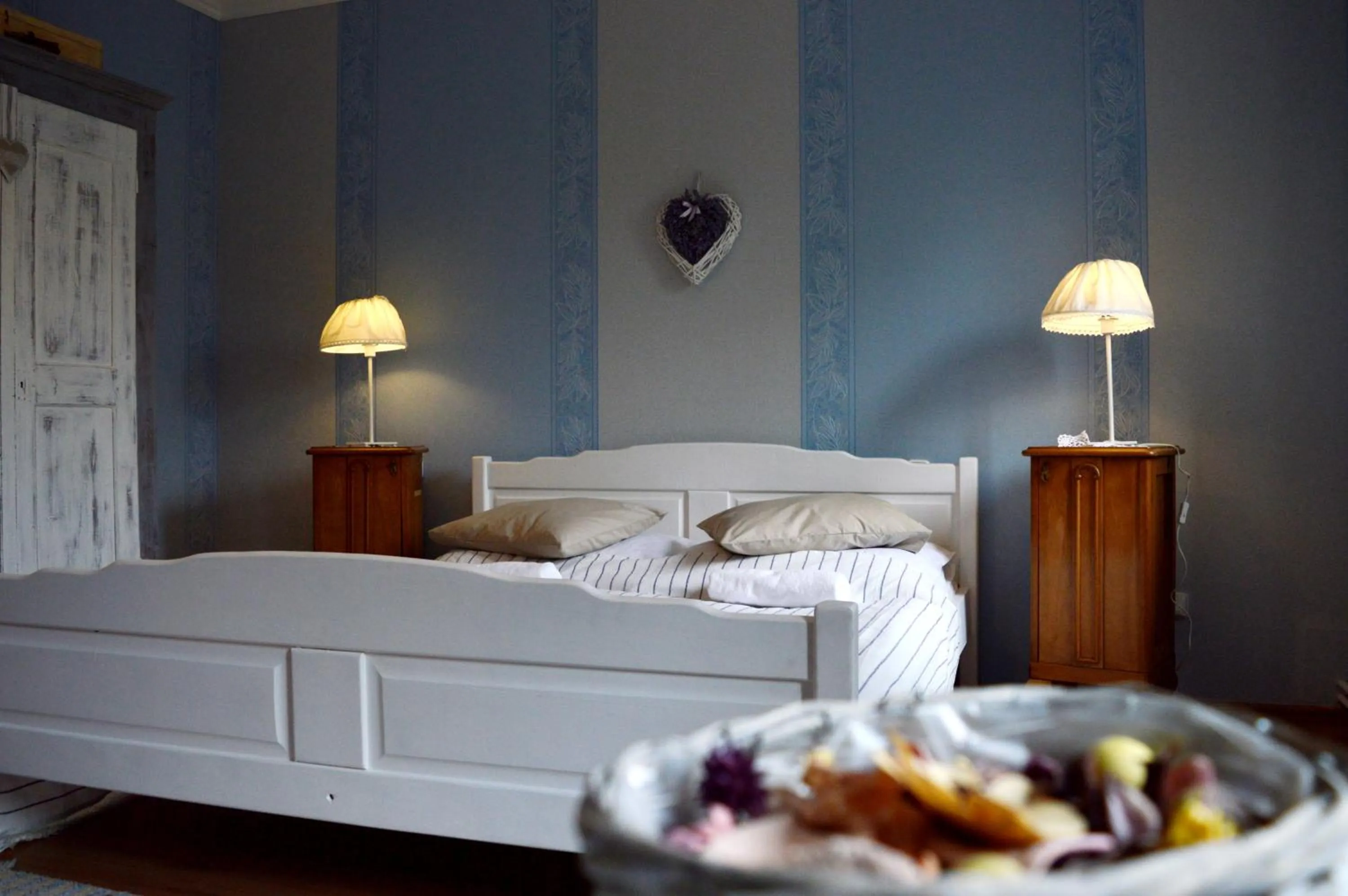 Decorative detail, Bed in Pollushof Panzió és Étterem