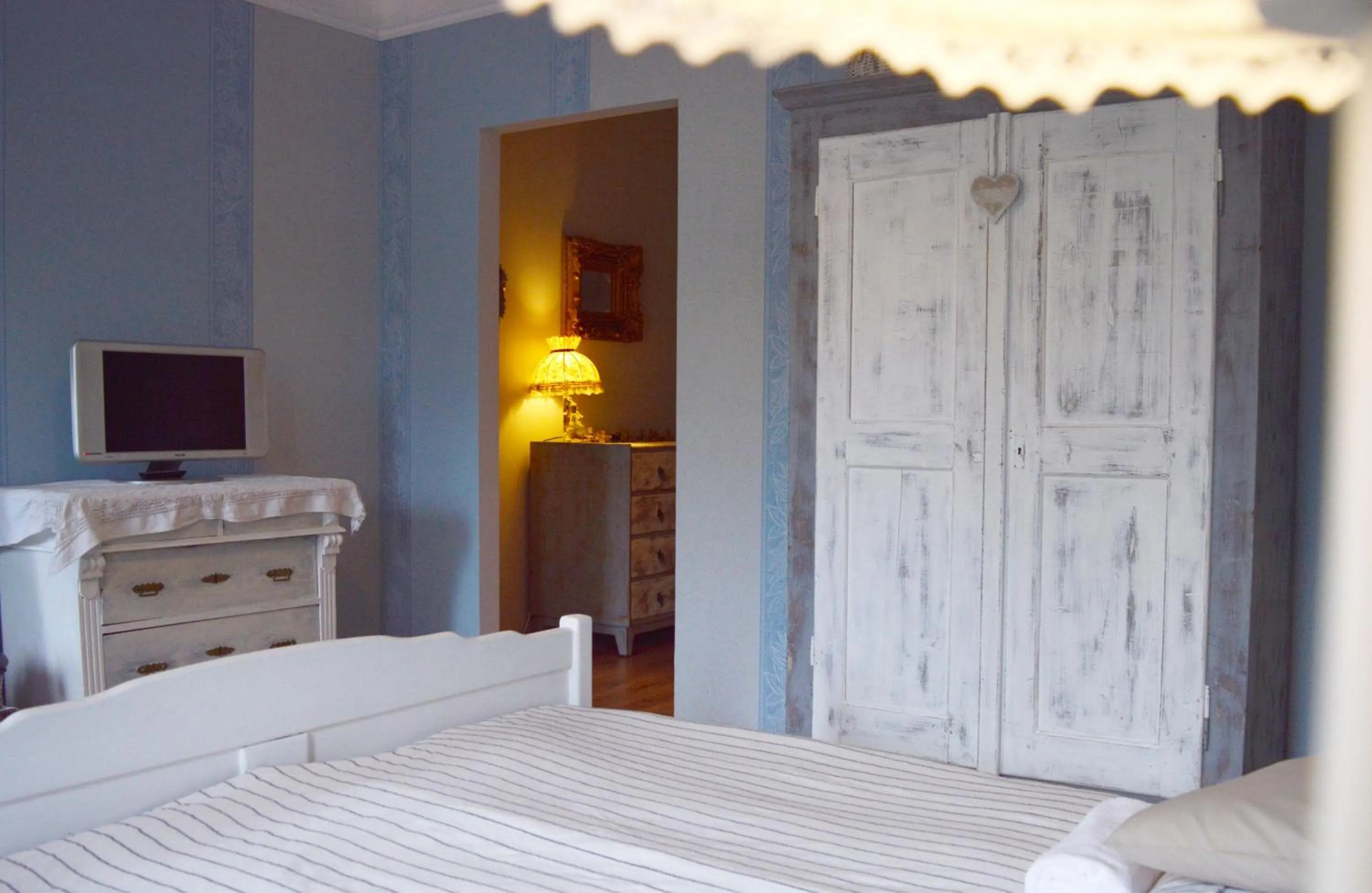 Decorative detail, Bed in Pollushof Panzió és Étterem