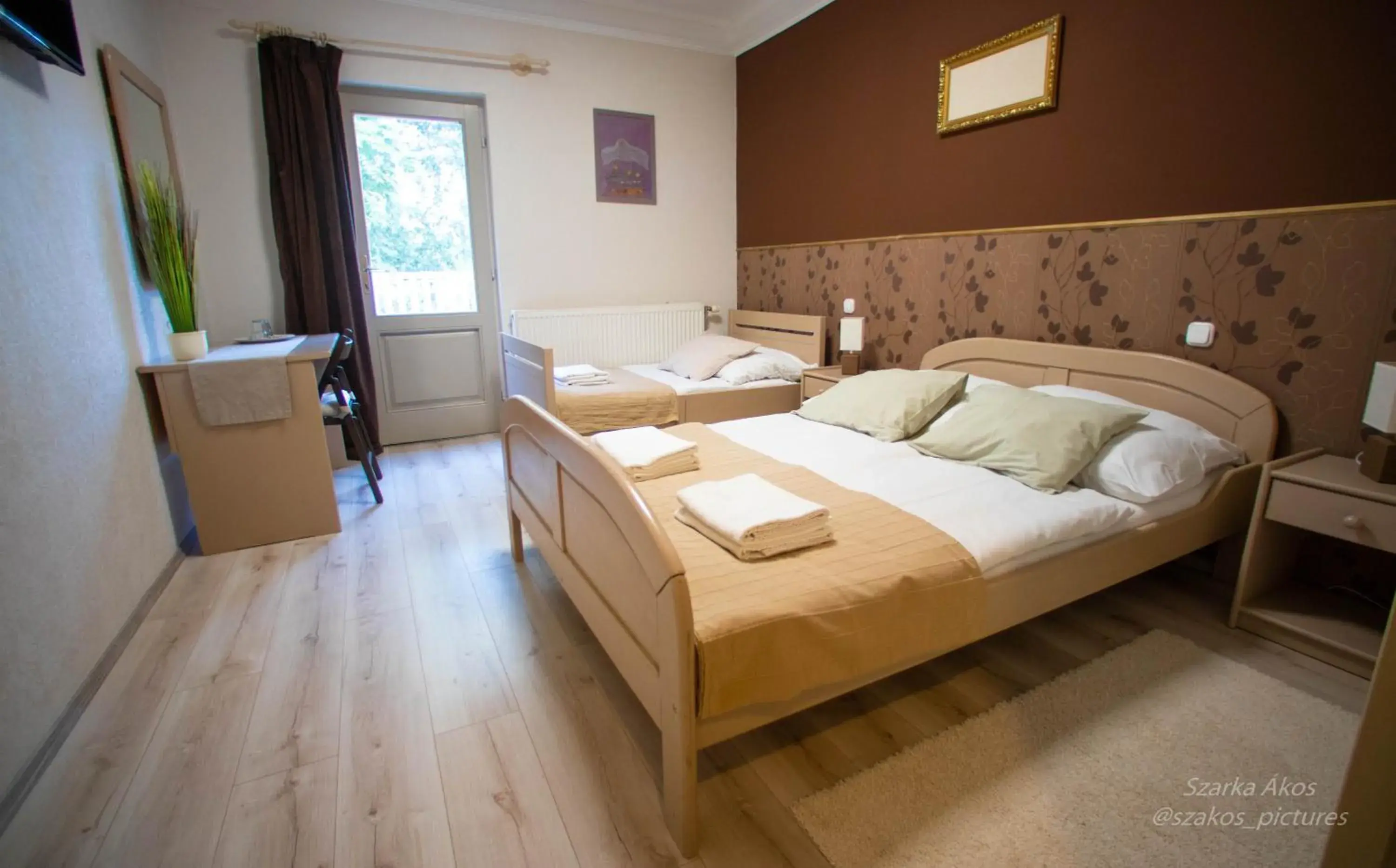 Triple Room with Shower in Pollushof Panzió és Étterem Triple Room with Shower in Pollushof Panzió és Étterem