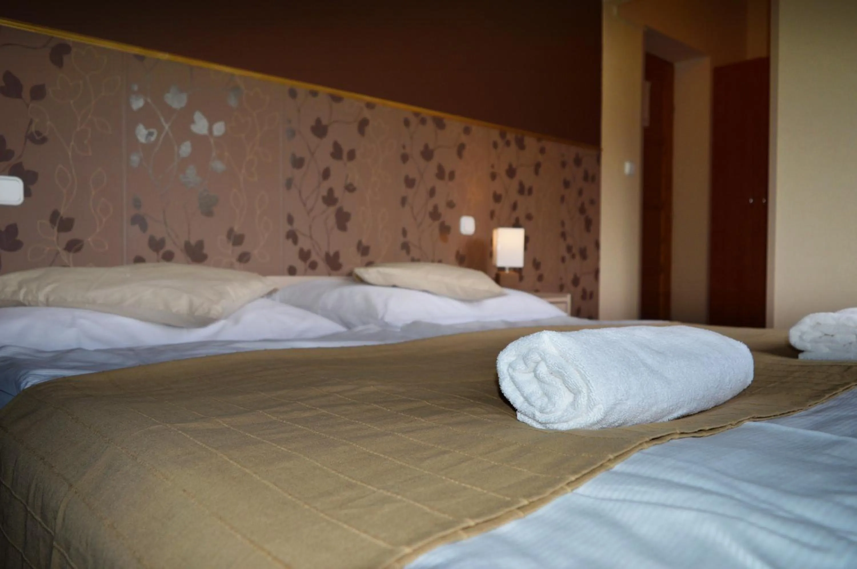 Photo of the whole room, Bed in Pollushof Panzió és Étterem