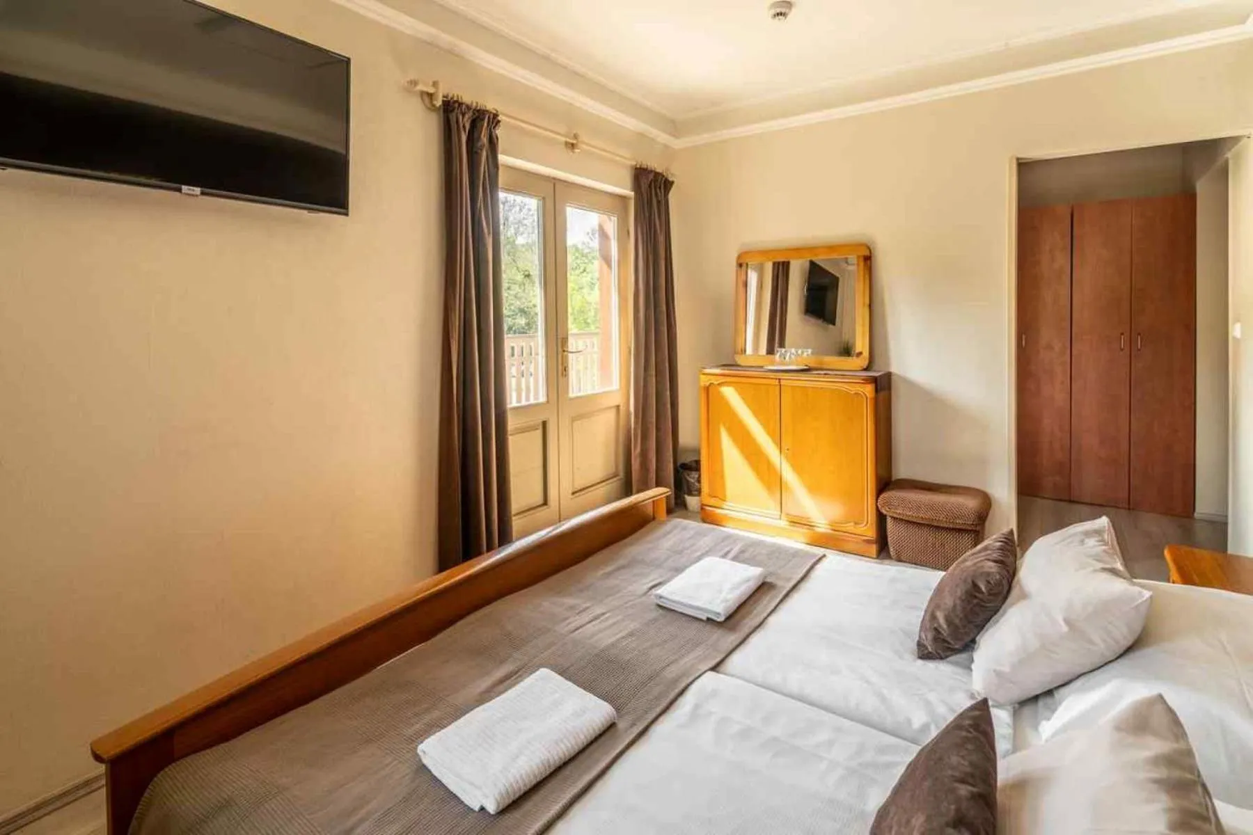 Bed in Pollushof Panzió és Étterem