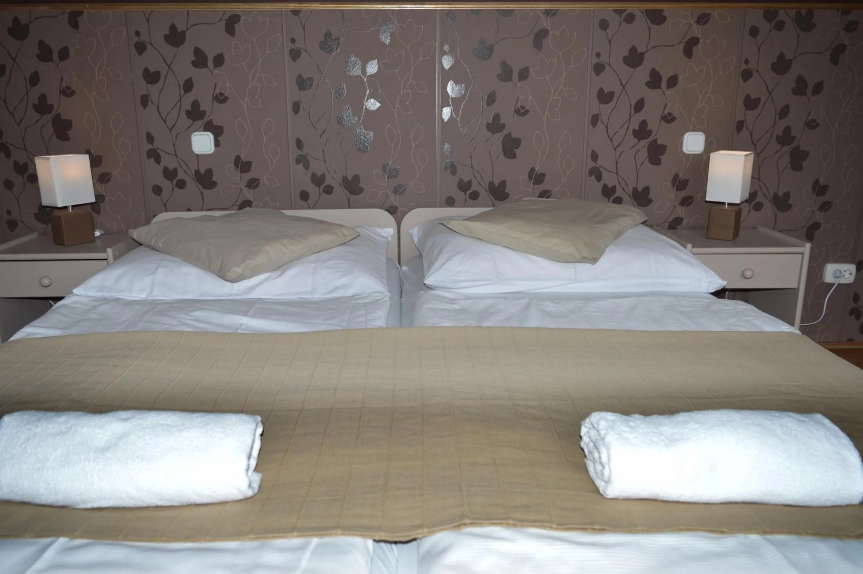 Photo of the whole room, Bed in Pollushof Panzió és Étterem