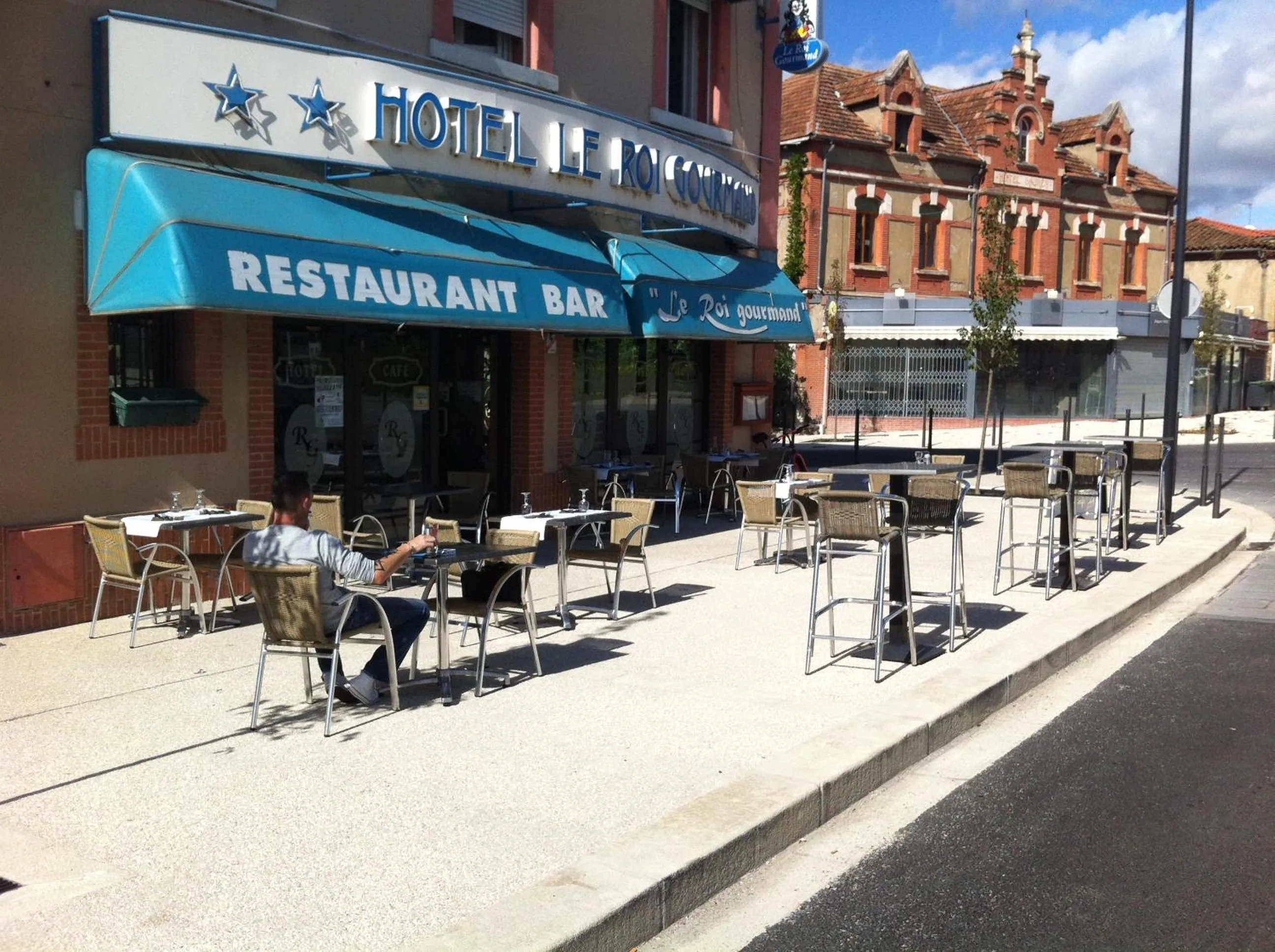 Patio in Hôtel Le Roi Gourmand