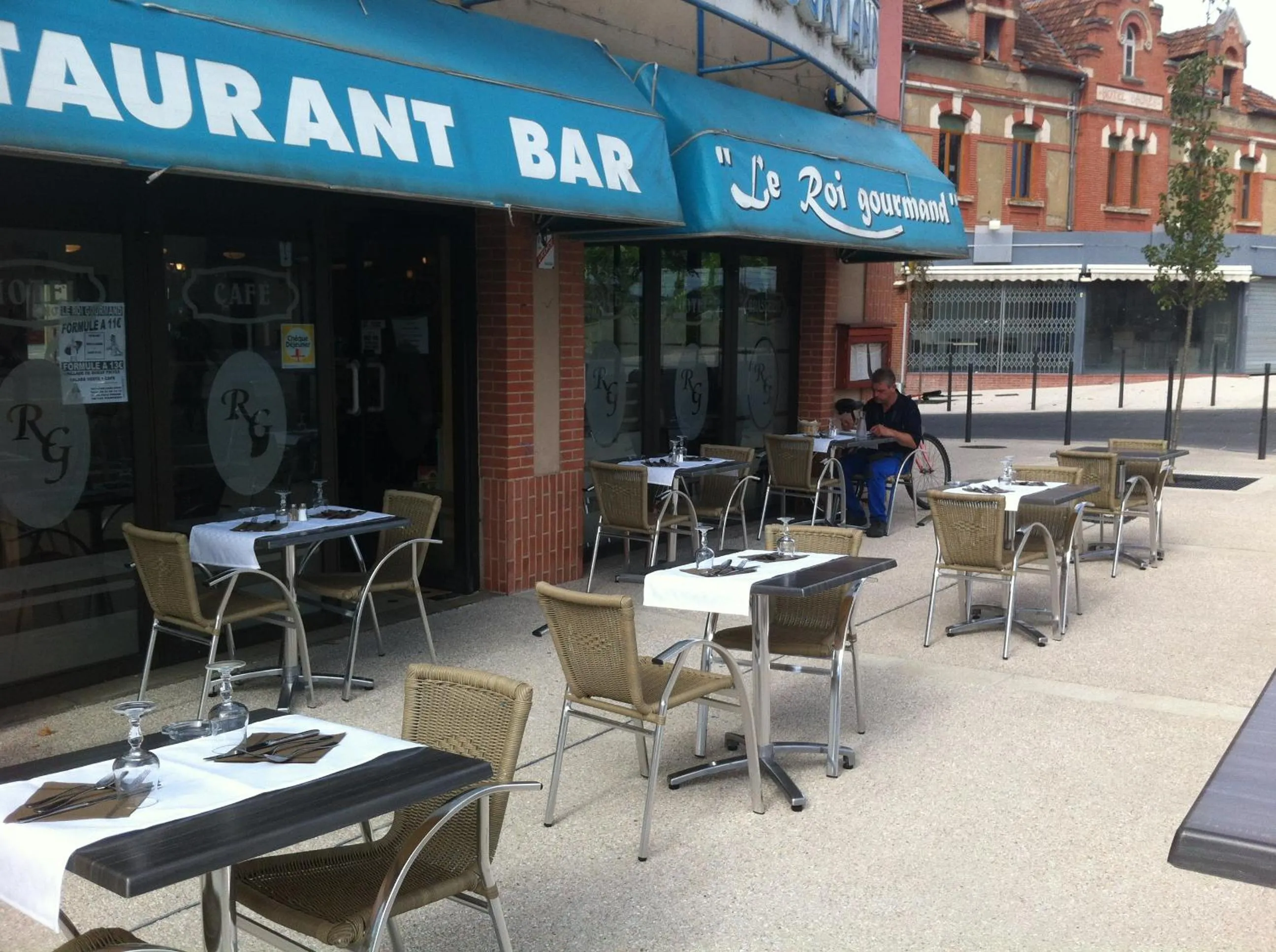 Patio in Hôtel Le Roi Gourmand