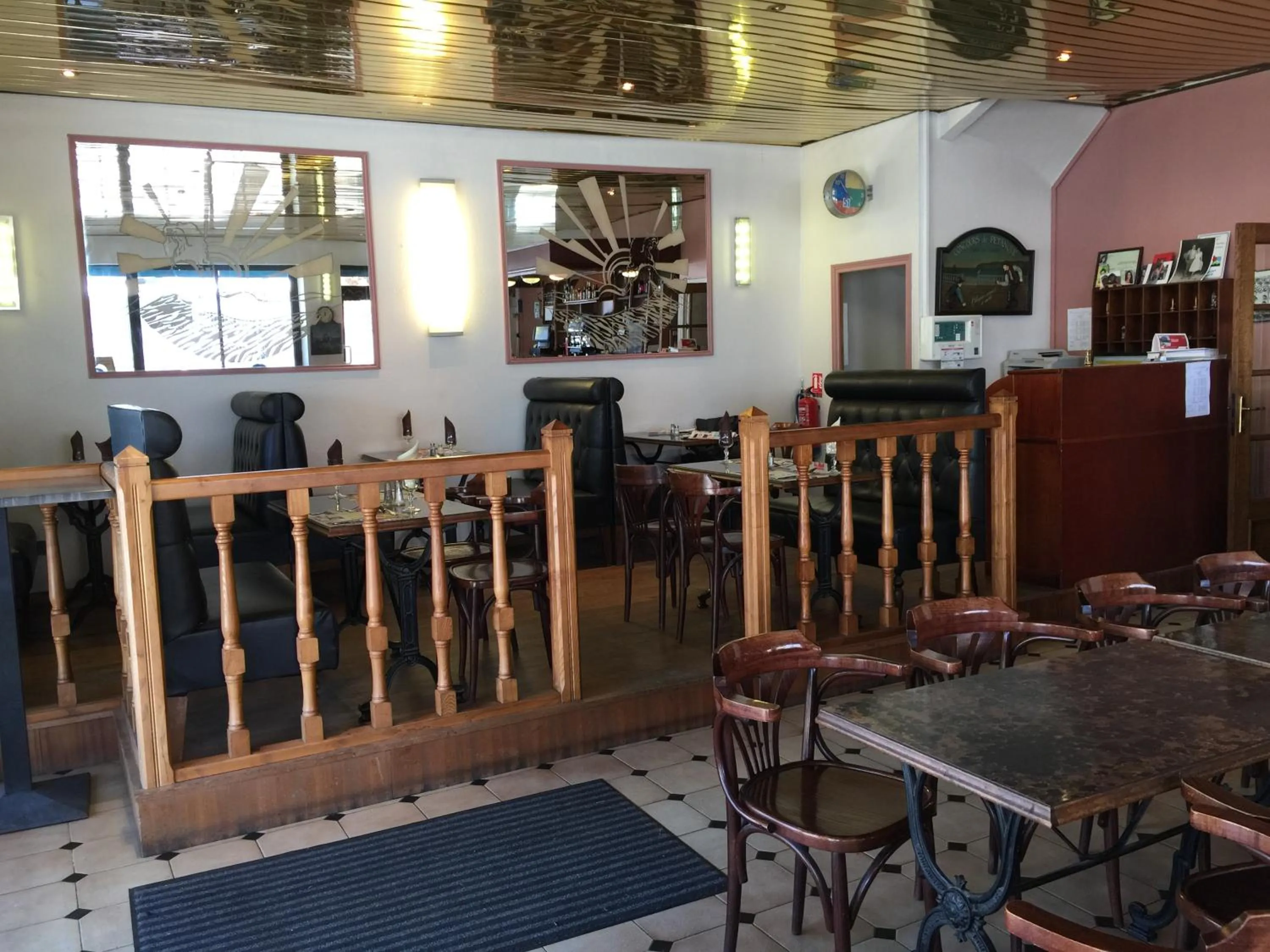 TV and multimedia in Hôtel Le Roi Gourmand