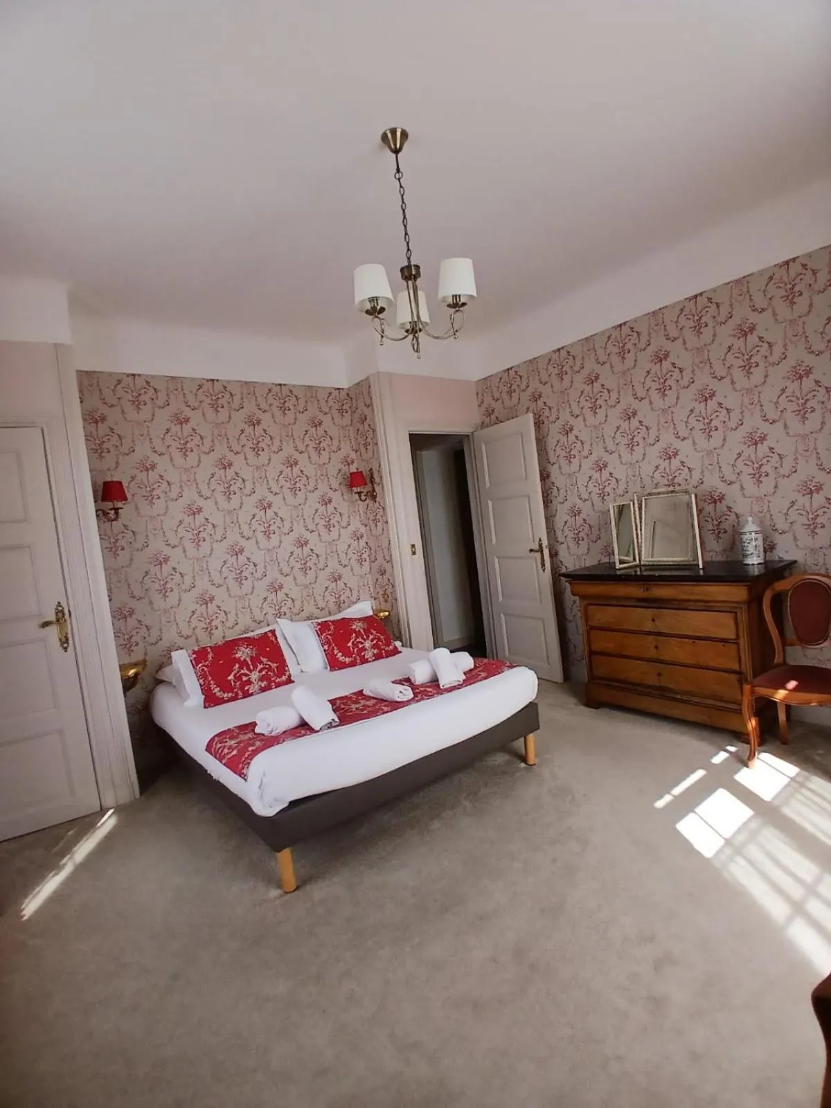 Photo of the whole room, Bed in La Granitiere Maison de Charme