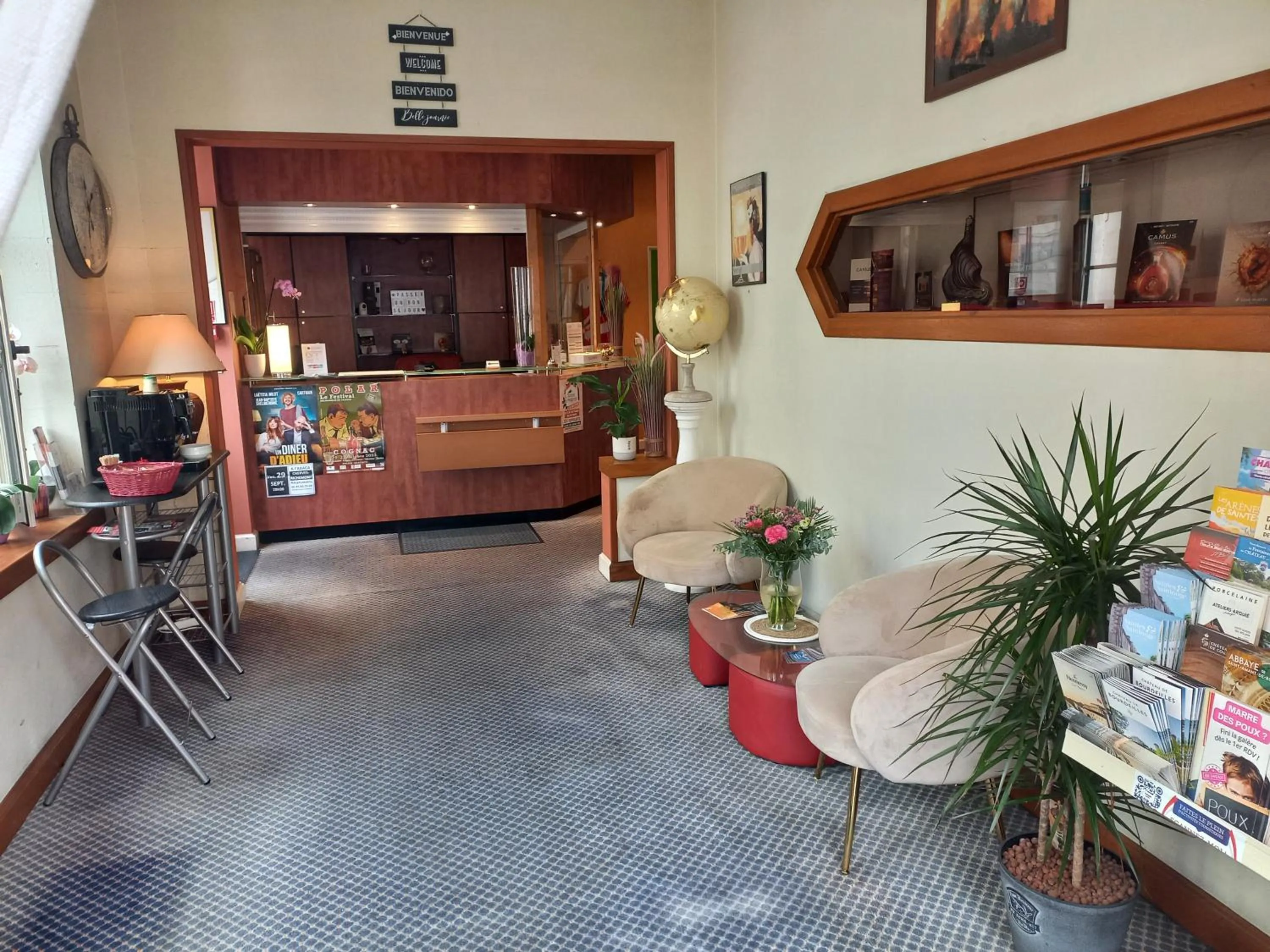 Lobby or reception in Logis Hôtel La Résidence, Cognac Centre