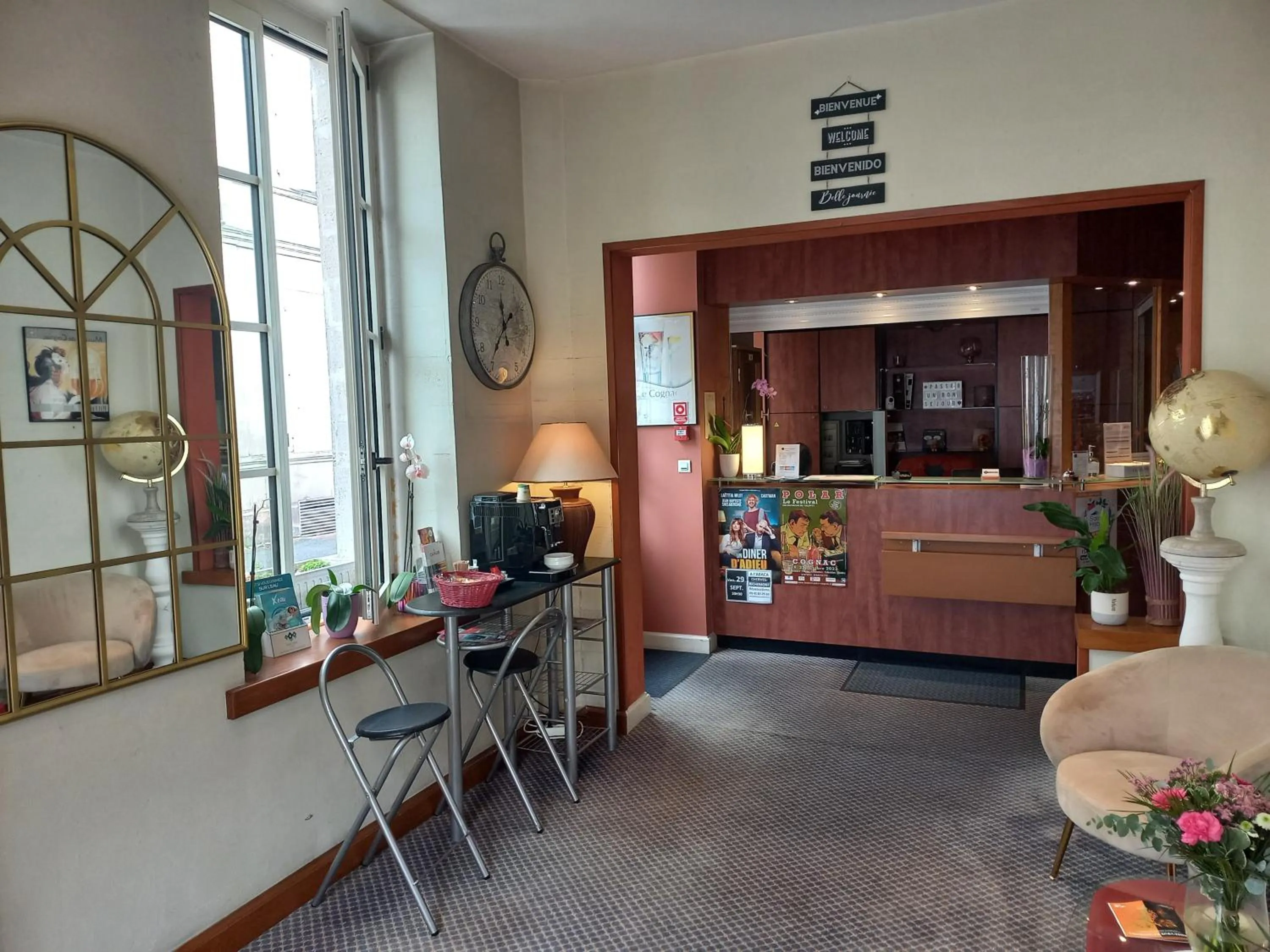 Lobby or reception in Logis Hôtel La Résidence, Cognac Centre
